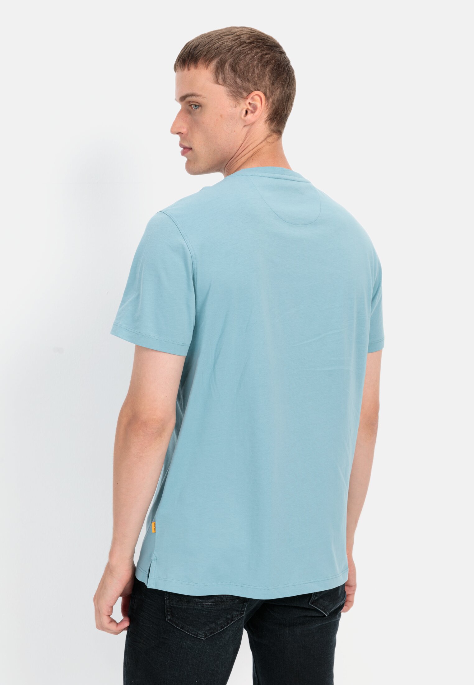 Herren Henley Shirt mit kurzem Arm aus reiner Baumwolle Blau getragen hinten