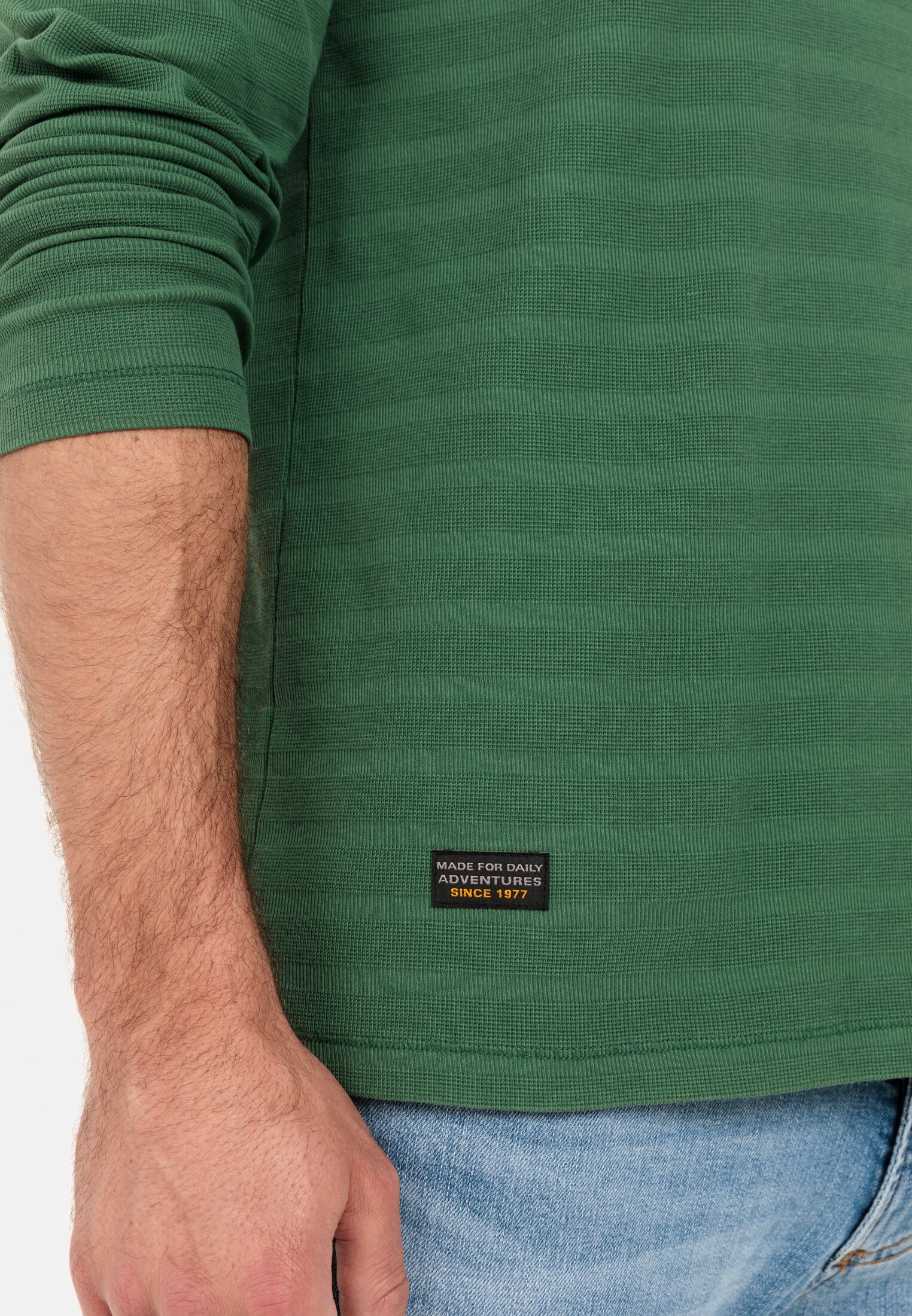 Herren Langarm Henleyshirt aus reiner Baumwolle Grün getragen detailliert nah