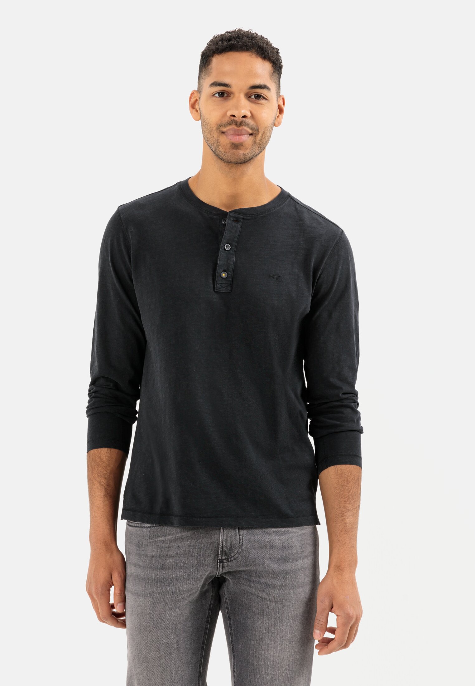 Men Lightweight long-sleeved shirt with henley collar in pure organic cotton Black worn front