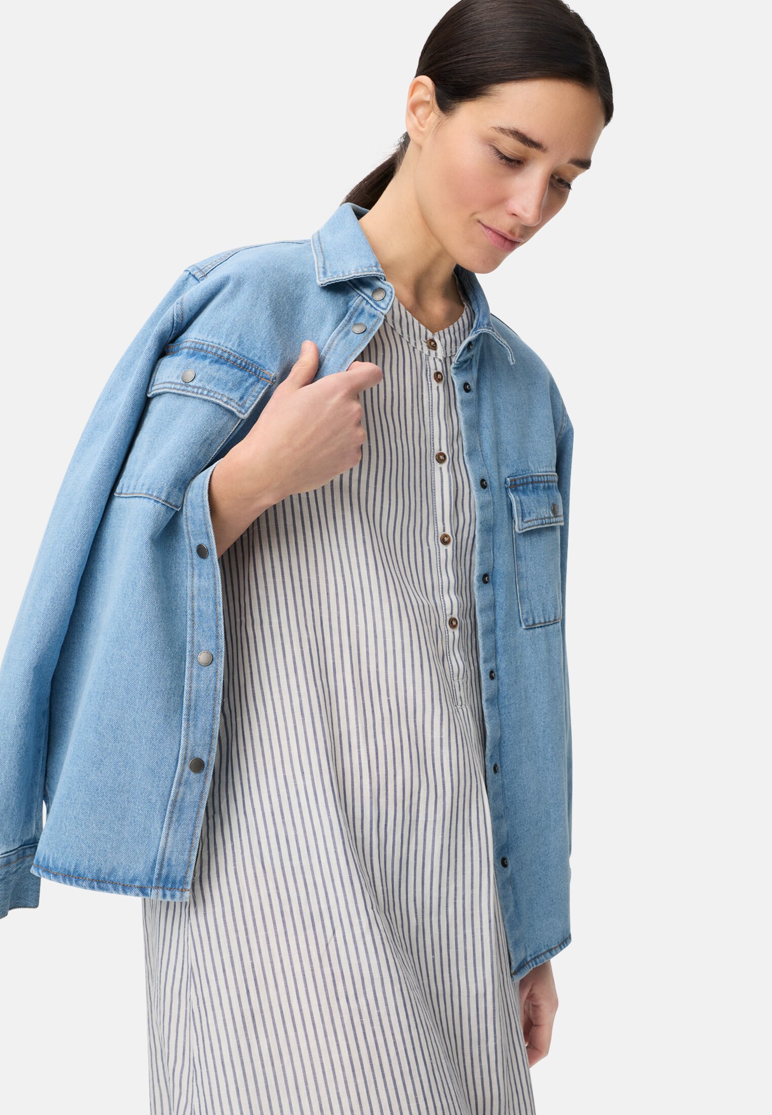 Vrouwen Gestreepte jurk met knoopsluiting Oceaanblauw gedragen emotional