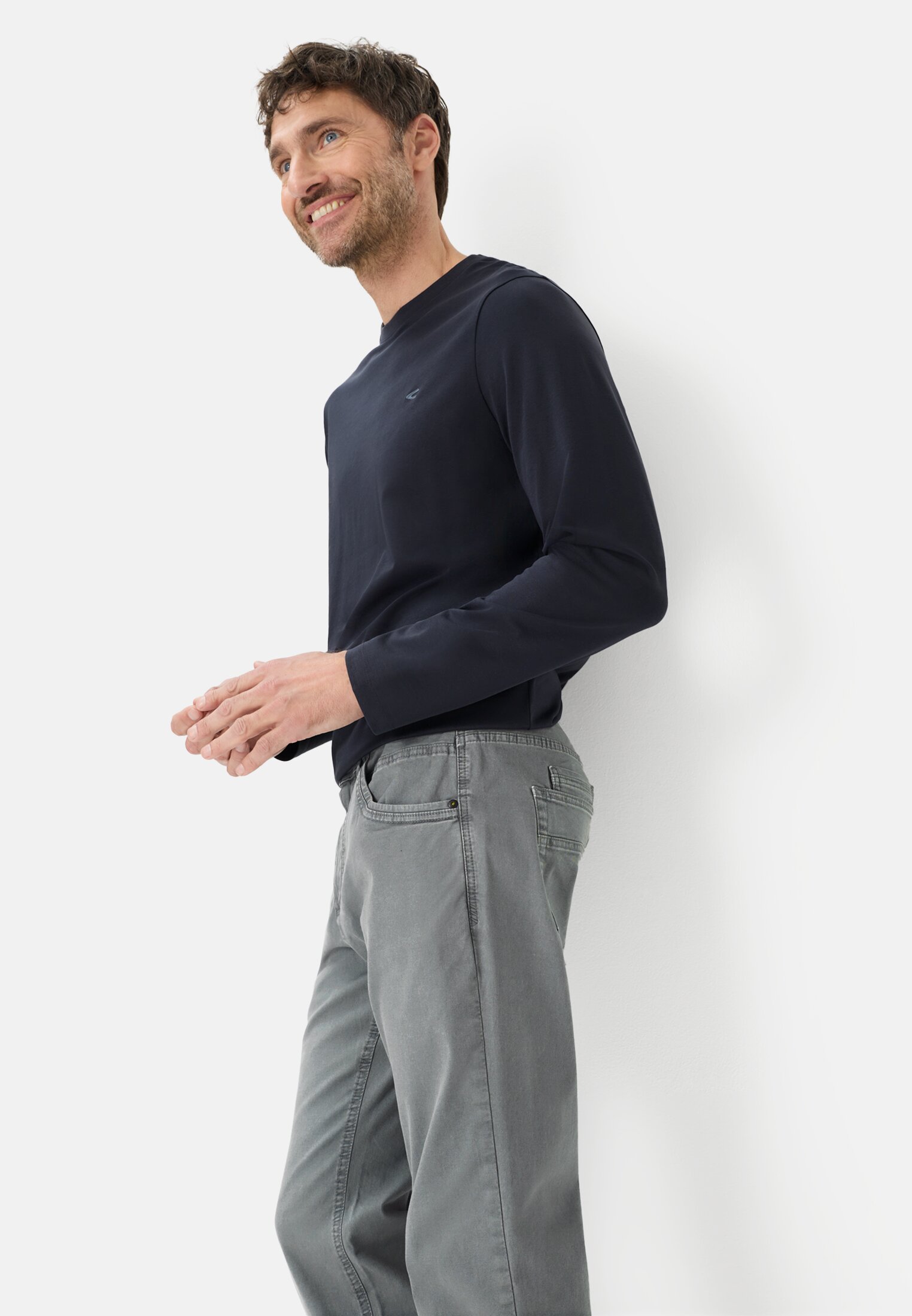 Herren Relaxed Fit 5-Pocket Hose Sturmblau getragen emotional