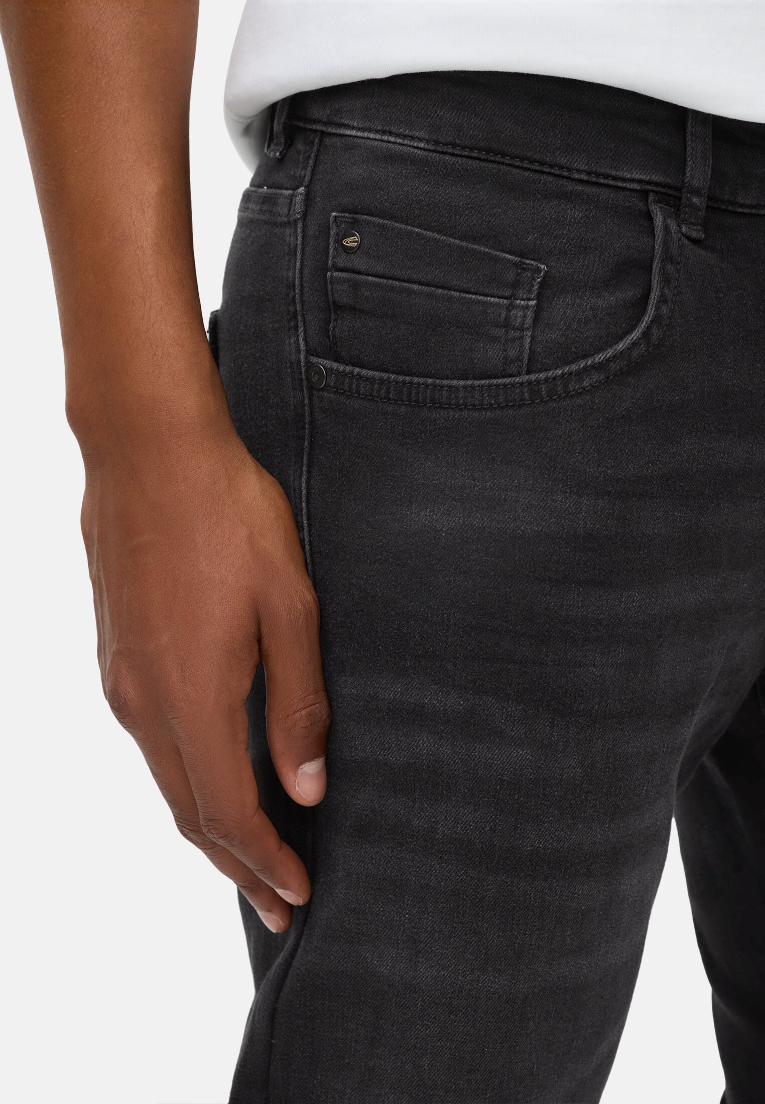Herren fleXXXactive® 5 Pocket Slim Fit Hose Graphitgrau getragen detailliert nah