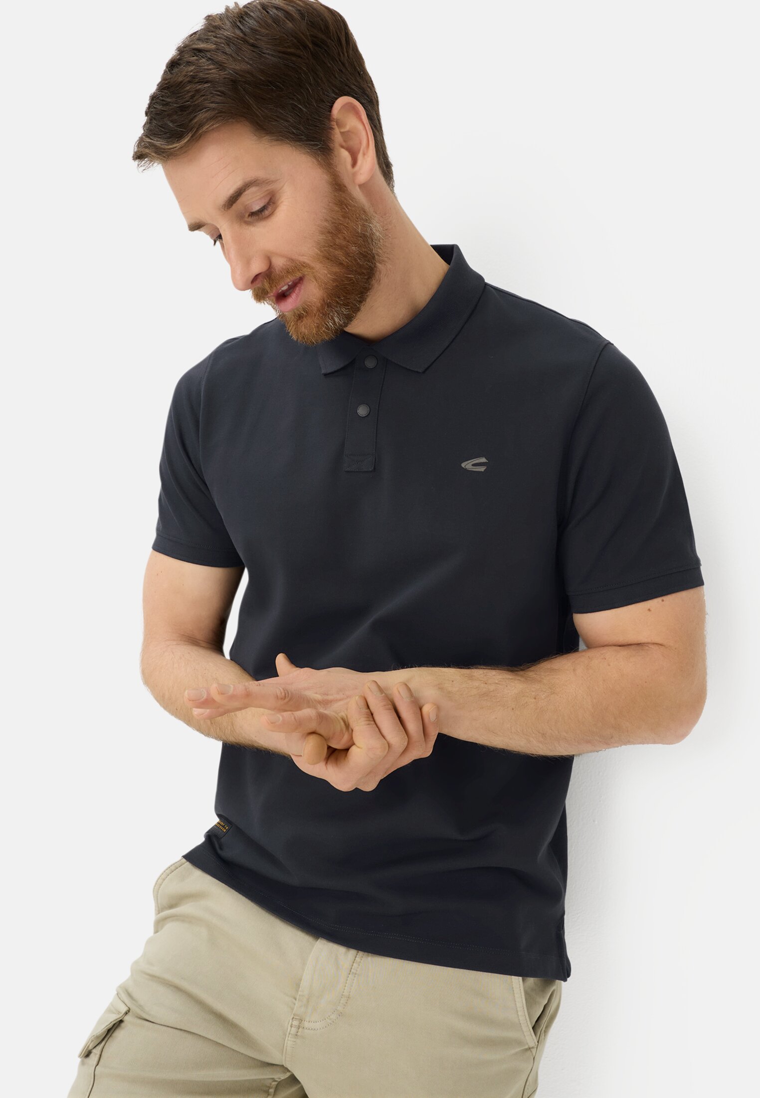 Herren Poloshirt mit Kontrastdetails Dunkelblau getragen emotional