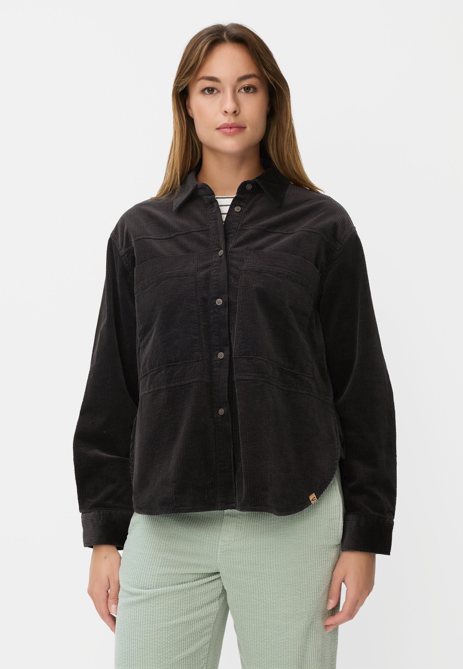 Damen Oversize-Bluse mit Hemdkragen Schwarz getragen vorn