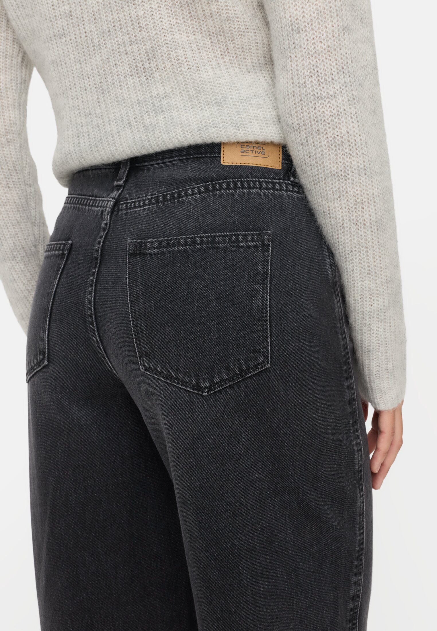Women Barrel jeans with belt loops Black worn detail close