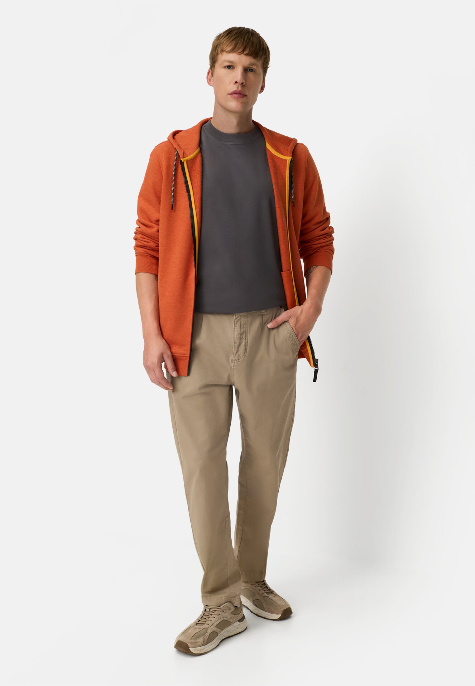 Herren Relaxed Fit Chino mit 2-Wege Stretch Braun getragen vorne Ganzkörper