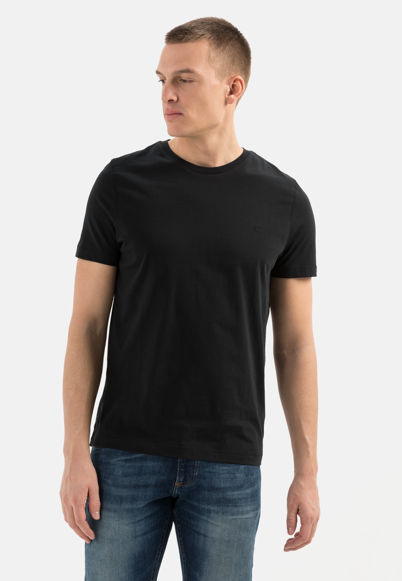 Men Basic T-shirt with round neck in organic cotton Black worn front