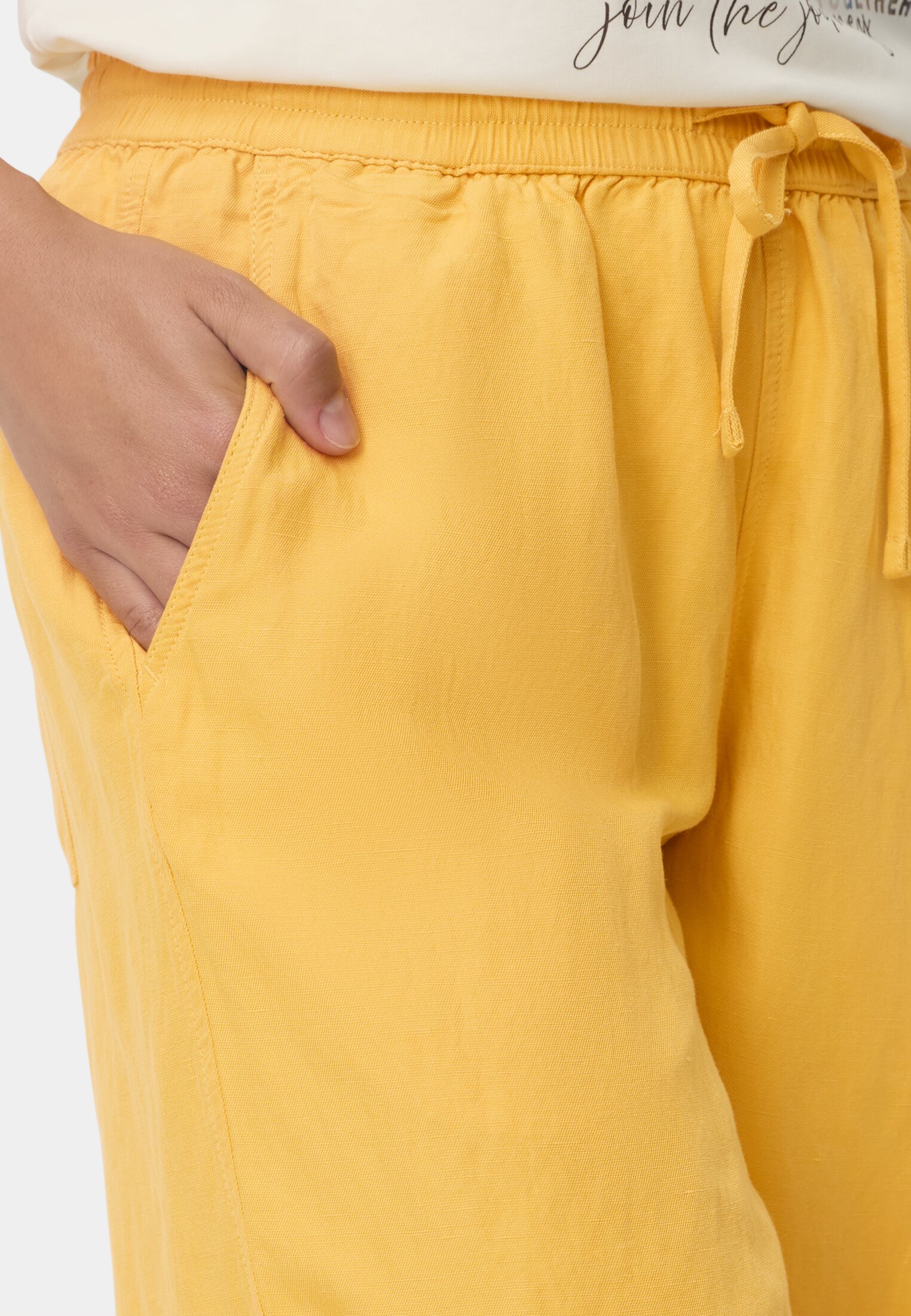 Damen Bermuda Shorts mit Tunnelzug Gelb getragen detailliert nah