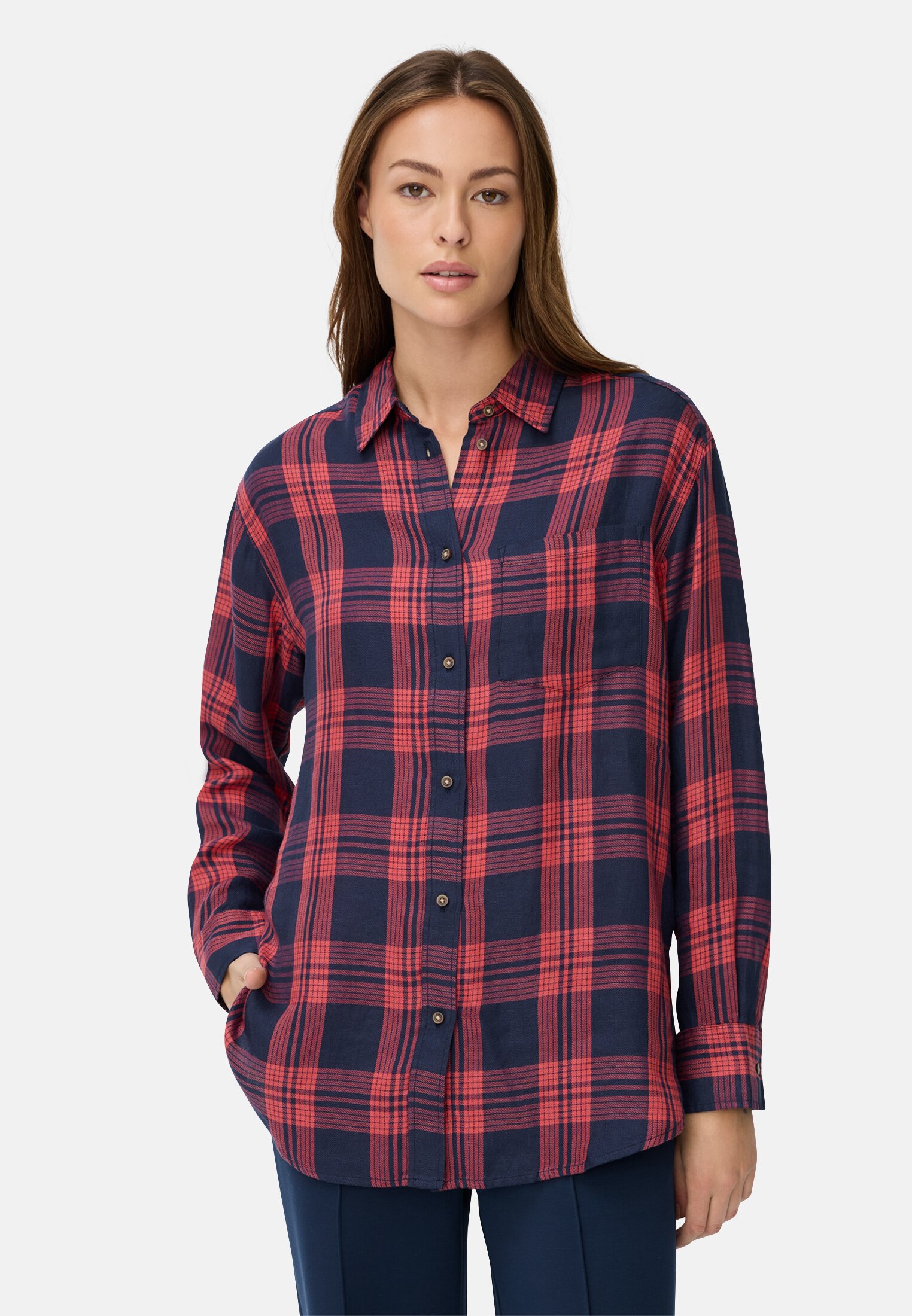 Damen Bluse aus Lyocell- Leinenmix Blau Rot getragen vorn