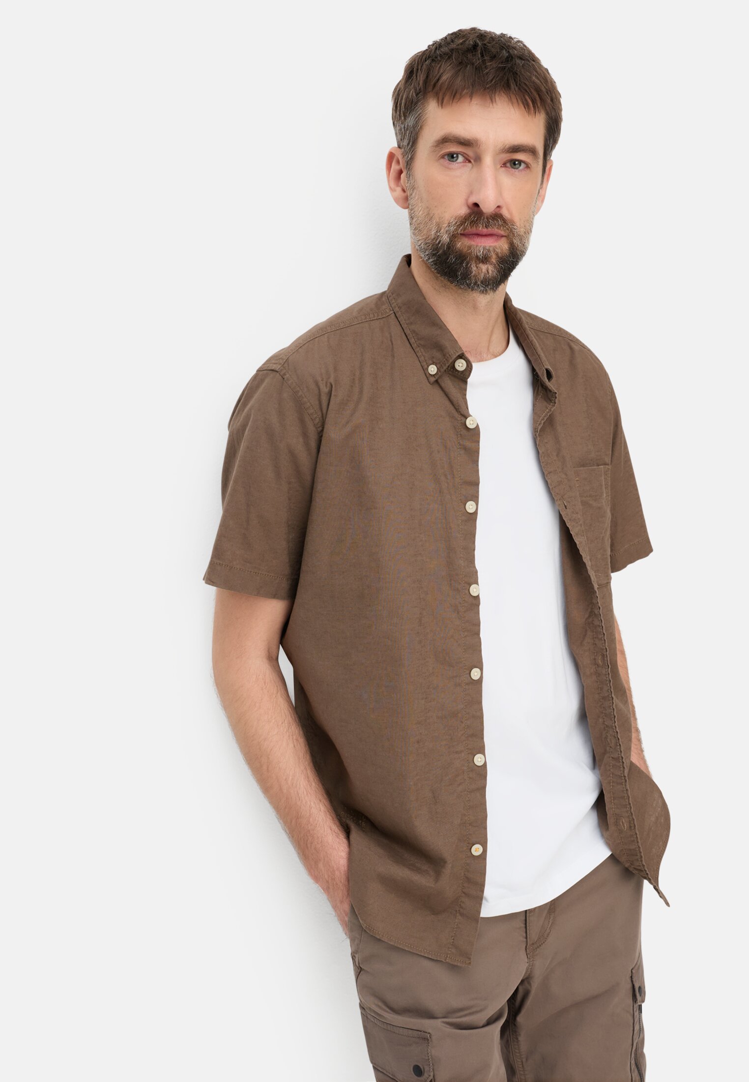 Heren Korte mouwen shirt van linnenmix Modderbruin gedragen emotional