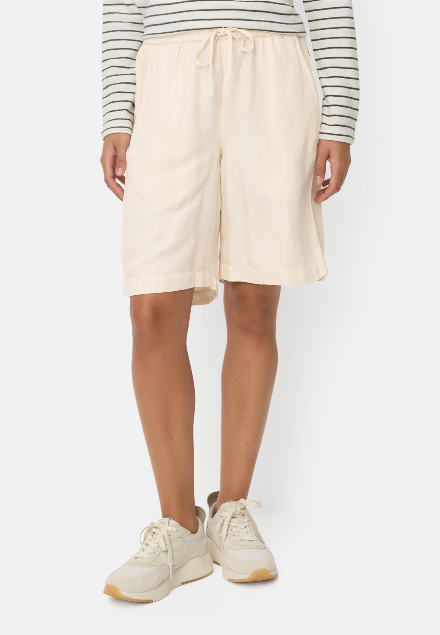 Damen Bermuda Shorts mit Tunnelzug Milchweiß getragen vorn