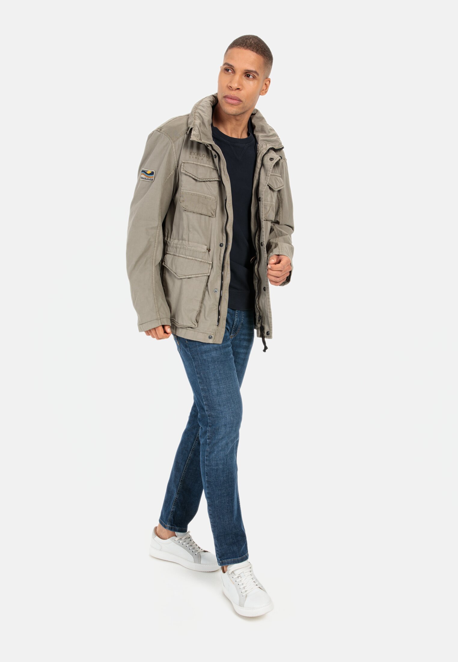 Herren Fieldjacket aus reiner Baumwolle Khaki getragen vorne Ganzkörper