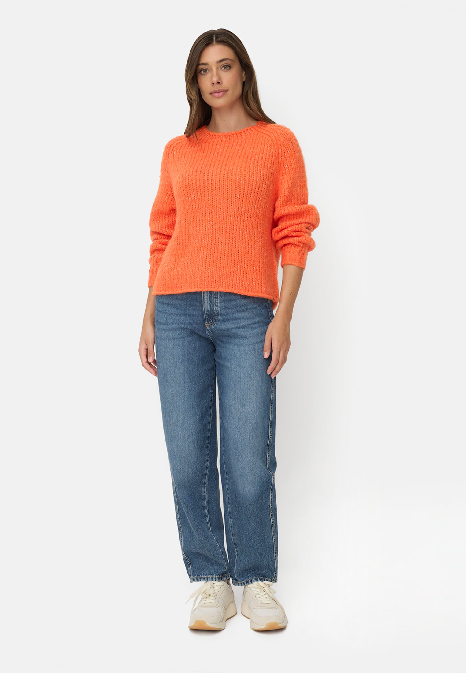 Damen Strickpullover mit weiten Ärmeln Orange getragen vorne Ganzkörper