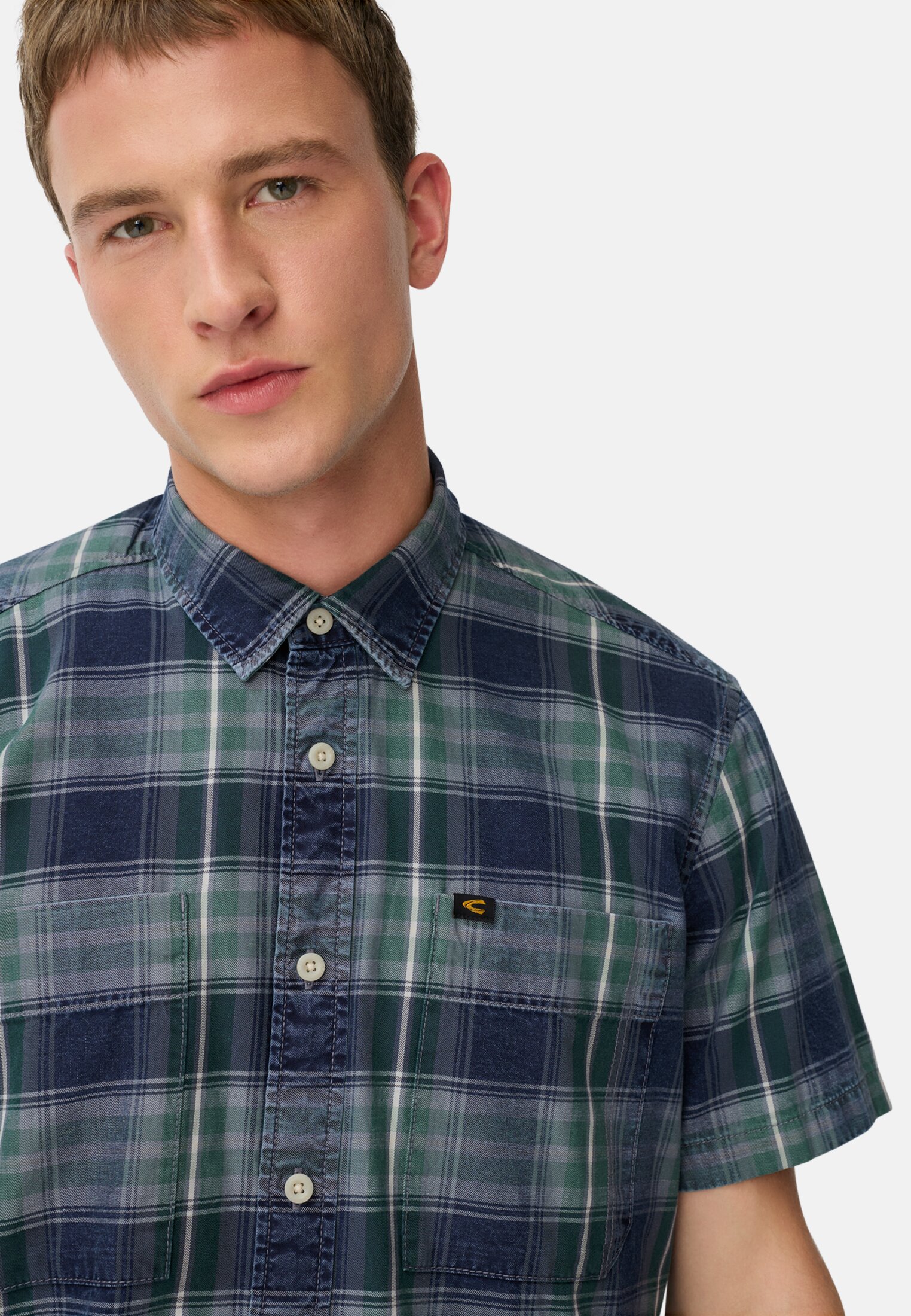 Herren Kurzarm Shirt mit Kentkragen und Brusttaschen Tannengrün getragen detailliert nah