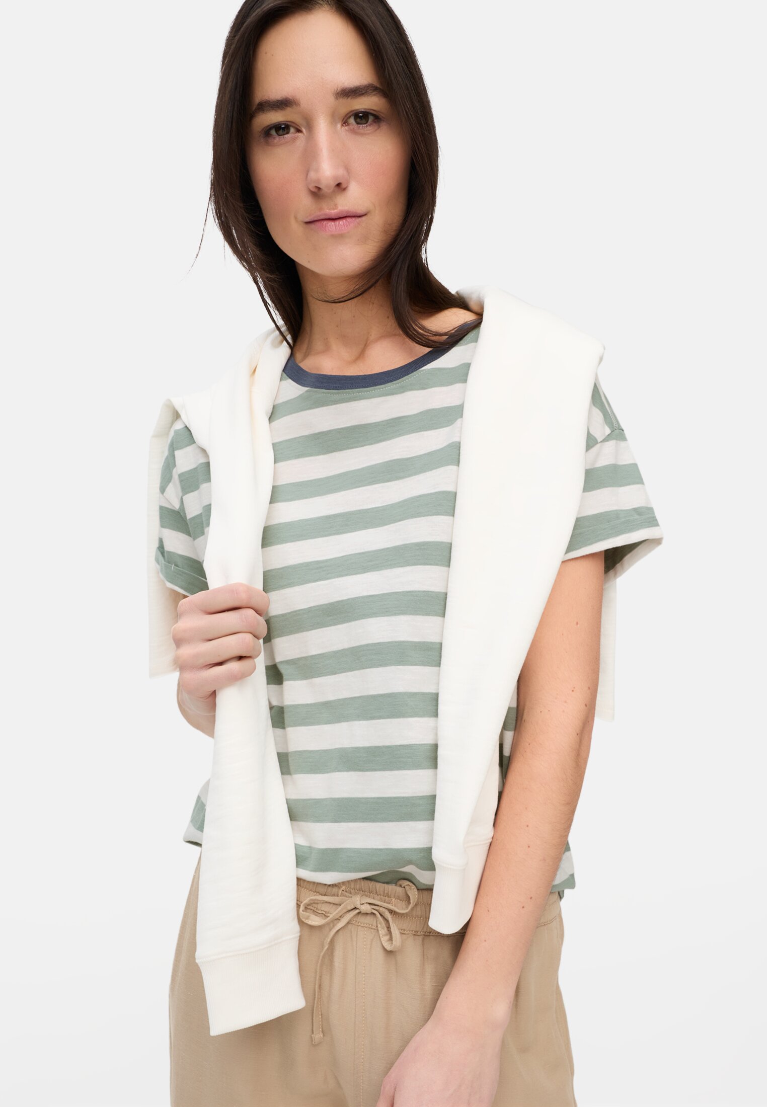 Damen T-Shirt aus reiner Baumwolle Jadeblau getragen emotional