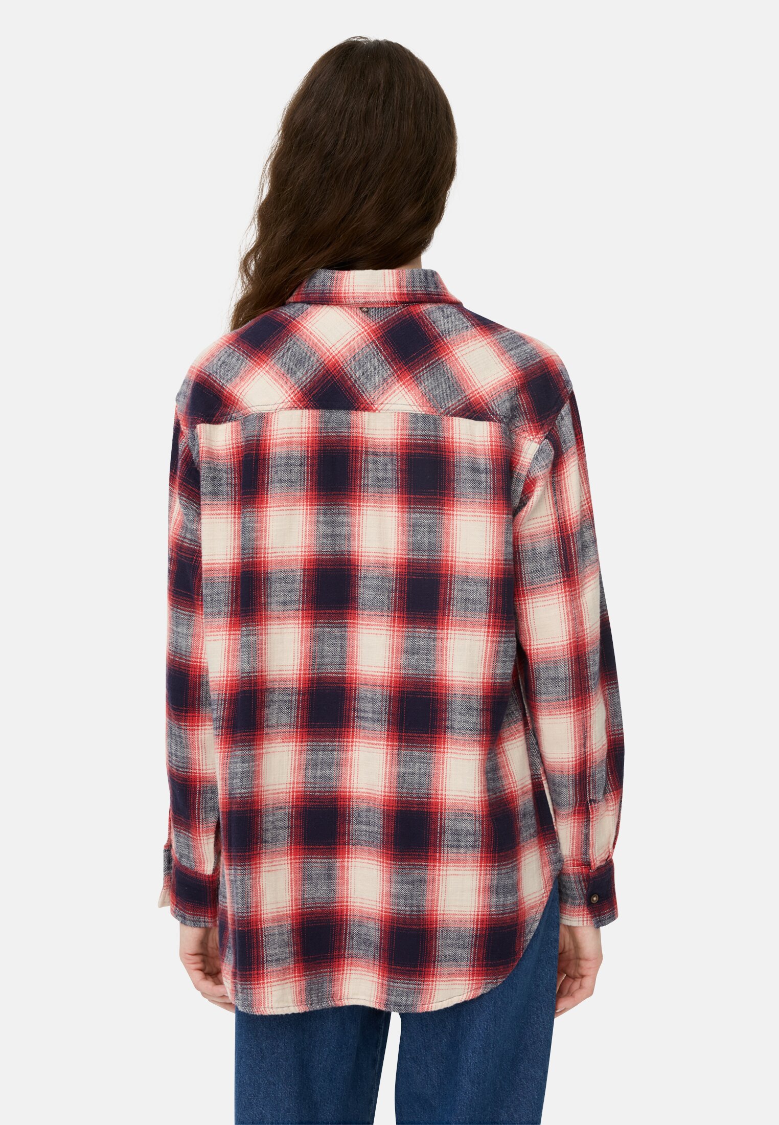Vrouwen Katoenen blouse met borstzak. Rood geblokt gedragen achter