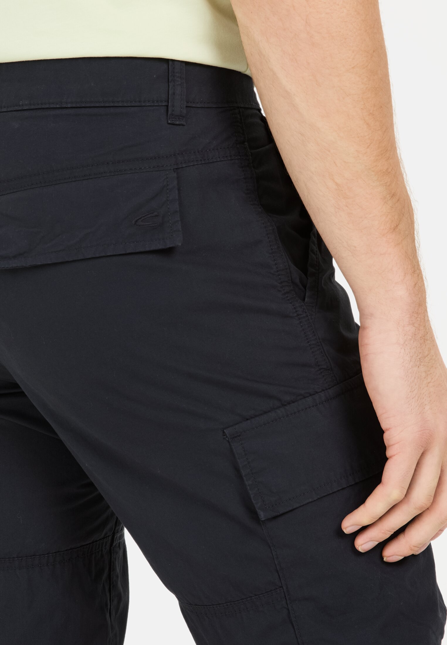 MI_96R58-5F50-48_M5-00 Heren 3/4 cargoshort met regular fit Donker Blauw gedragen detail dichtbij