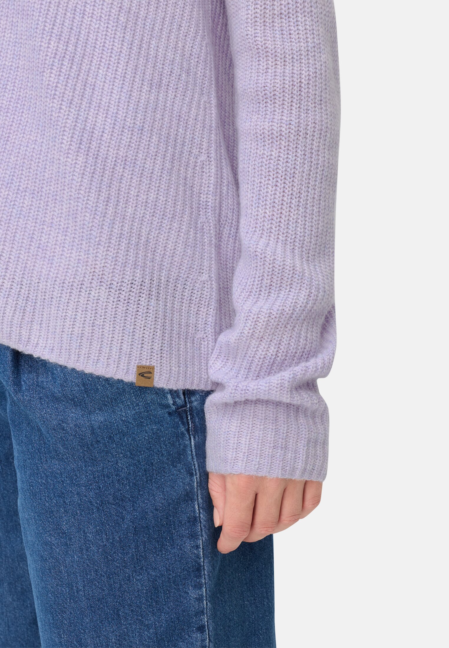 Damen Strickpullover mit V-Ausschnitt Lila getragen detailliert nah