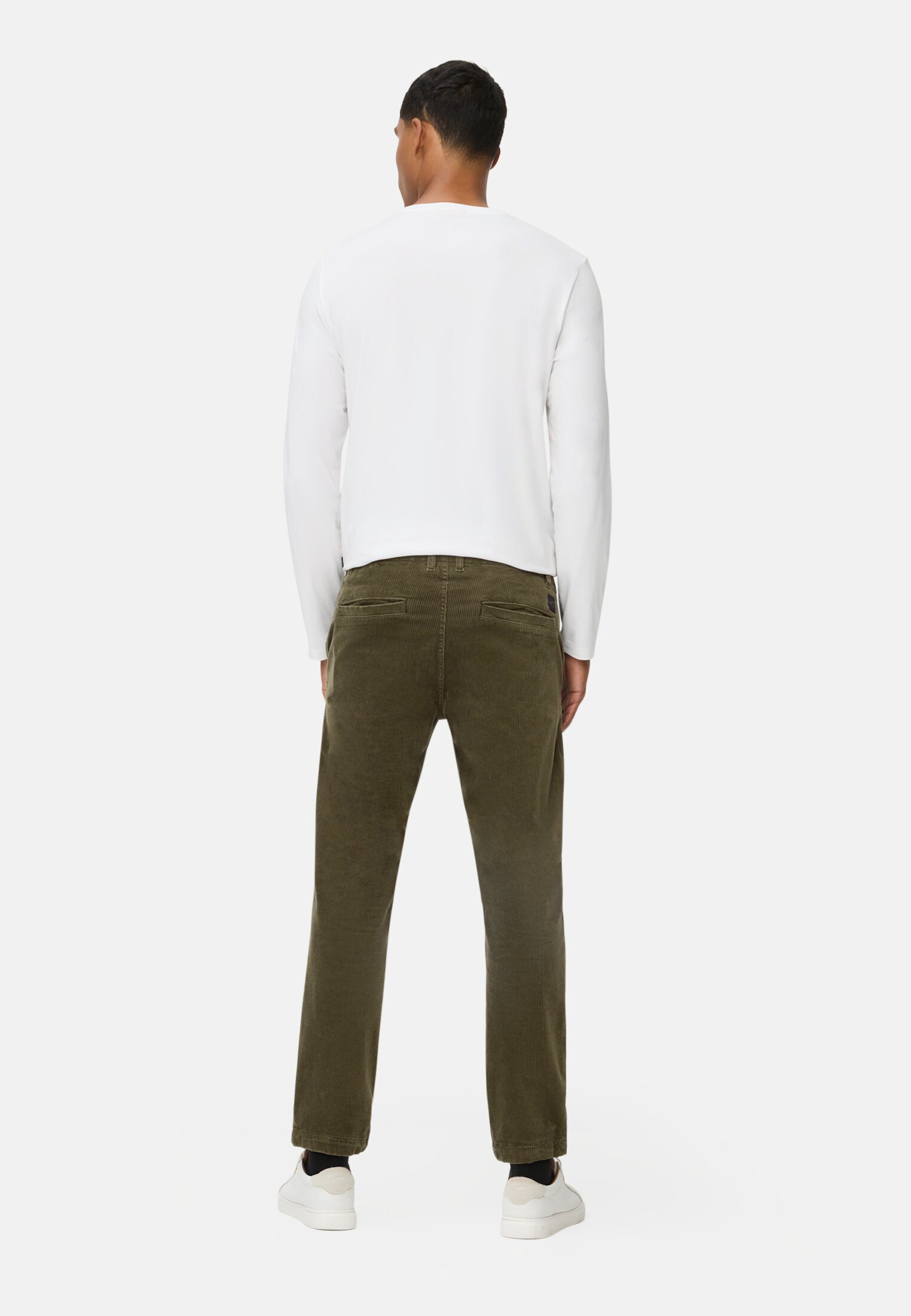 Herren Regular Fit Chino Hose aus Cord Waldgrün getragen hinten