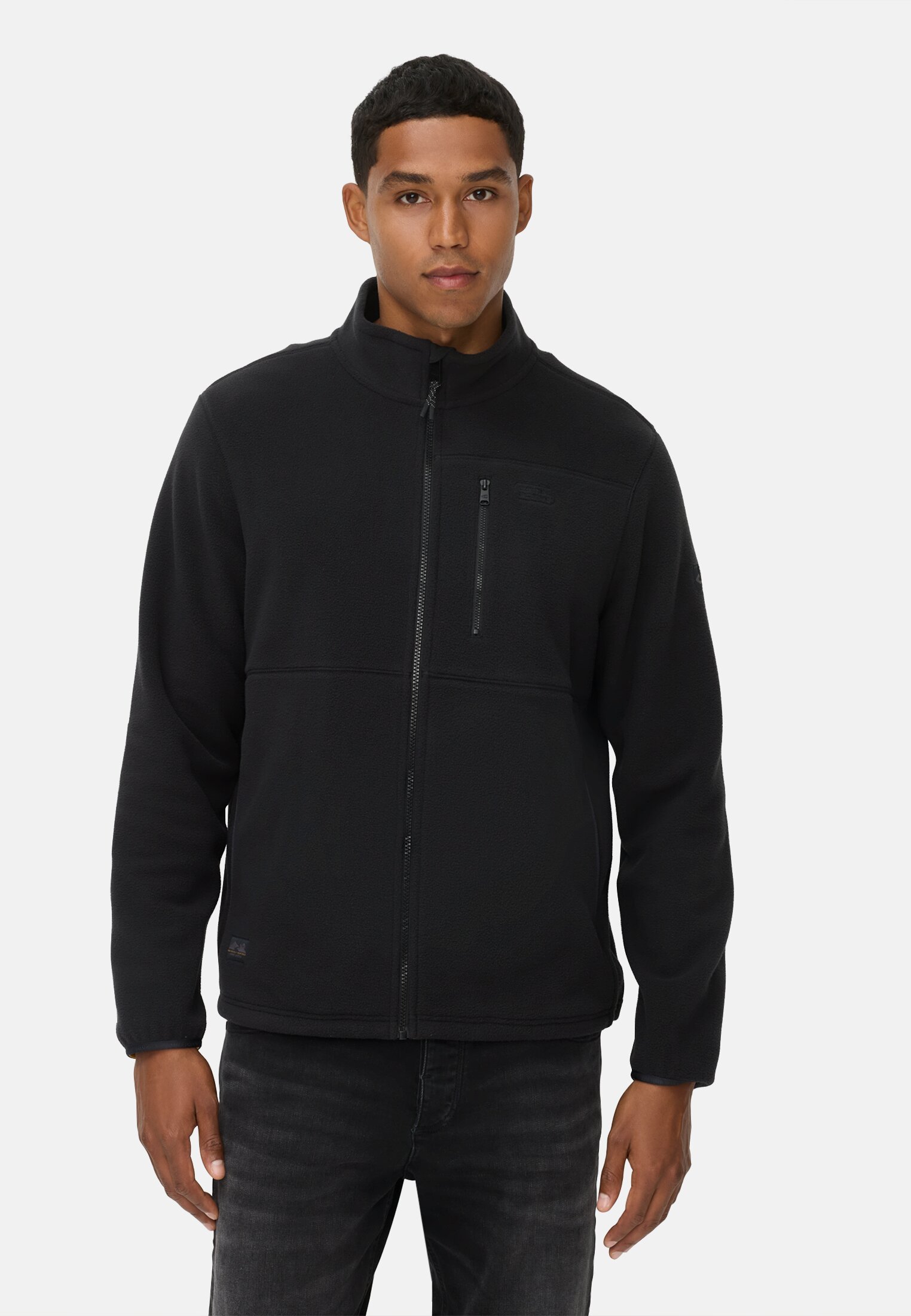 Herren Fleecejacke mit Brusttasche Schwarz getragen vorn