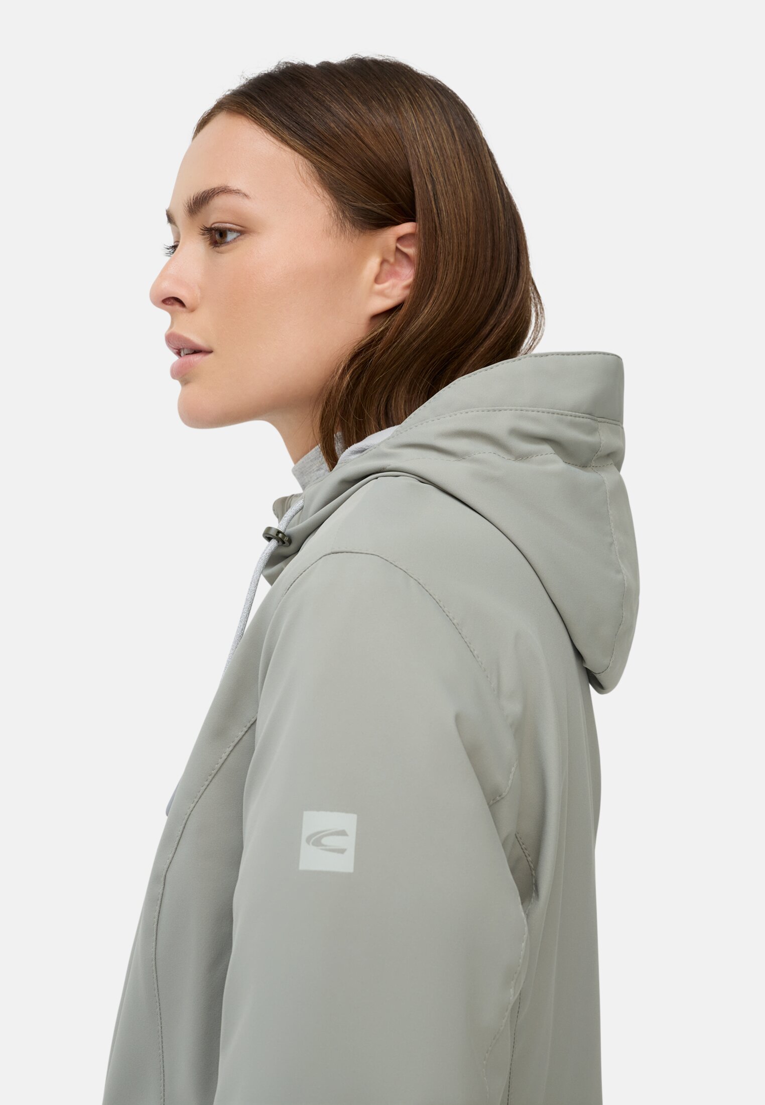 Damen Funktionsjacke aus leichtem Softshell und reflektierenden Details Dunkelsalbei getragen detailliert nah