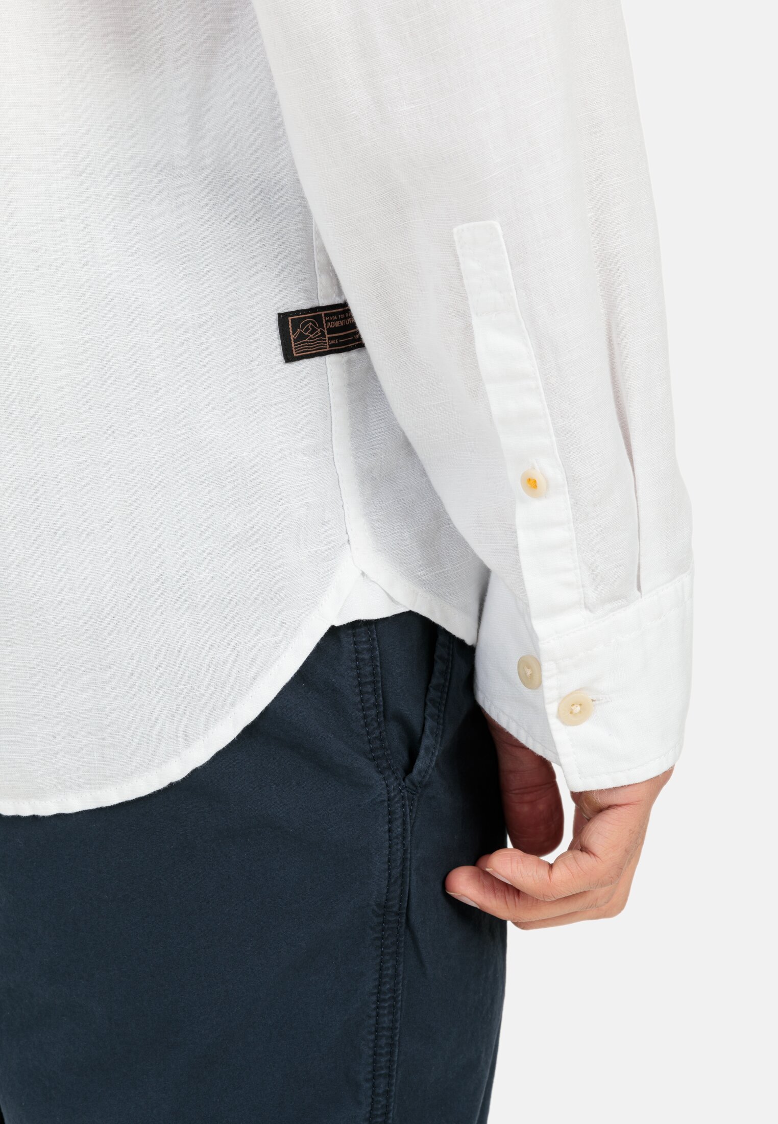 Men Long-sleeved shirt in a lightweight linen blend White worn detail close