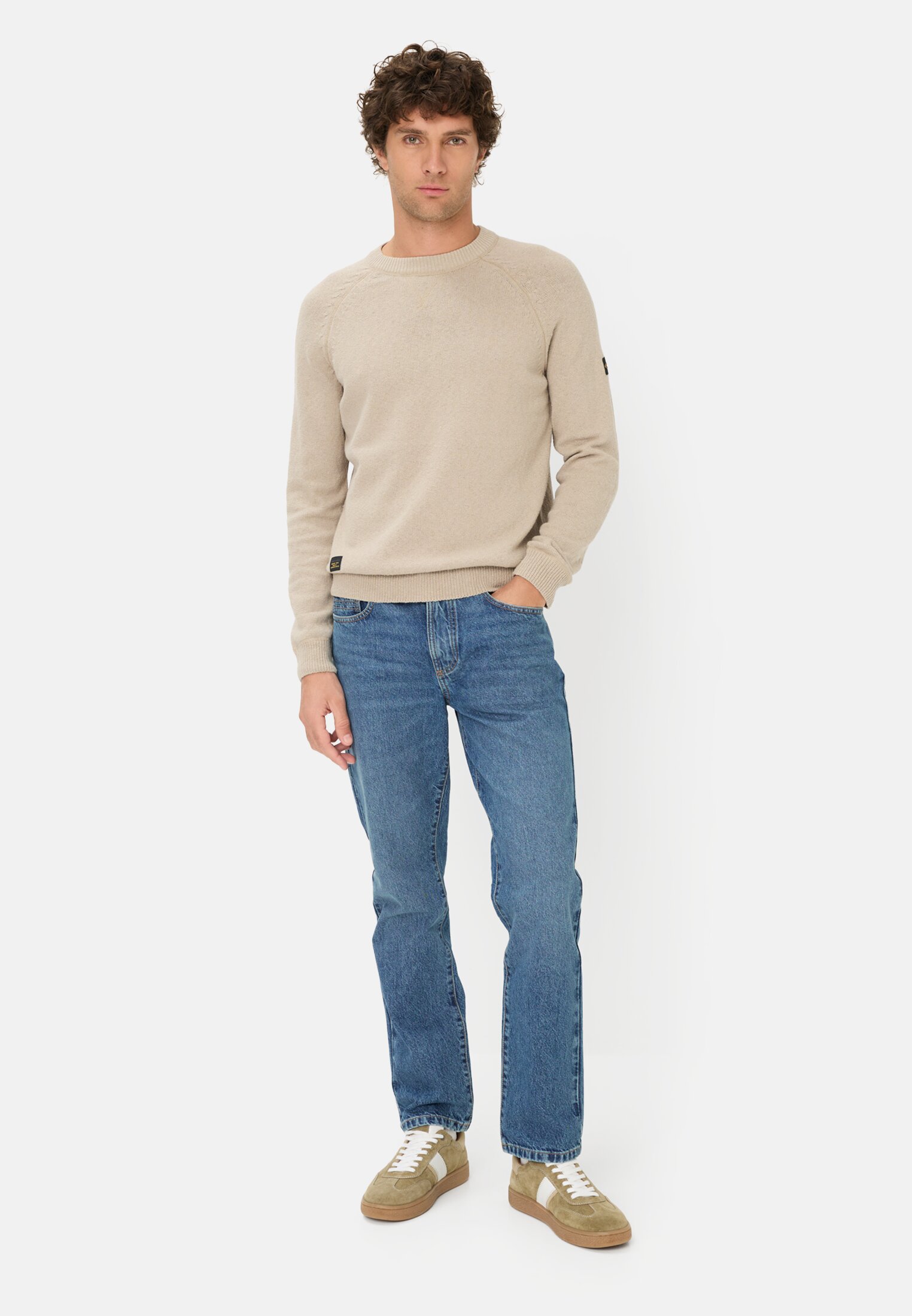 Men Relaxed Fit 5-Pocket Jeans in cotton Ocean Blue worn front full body