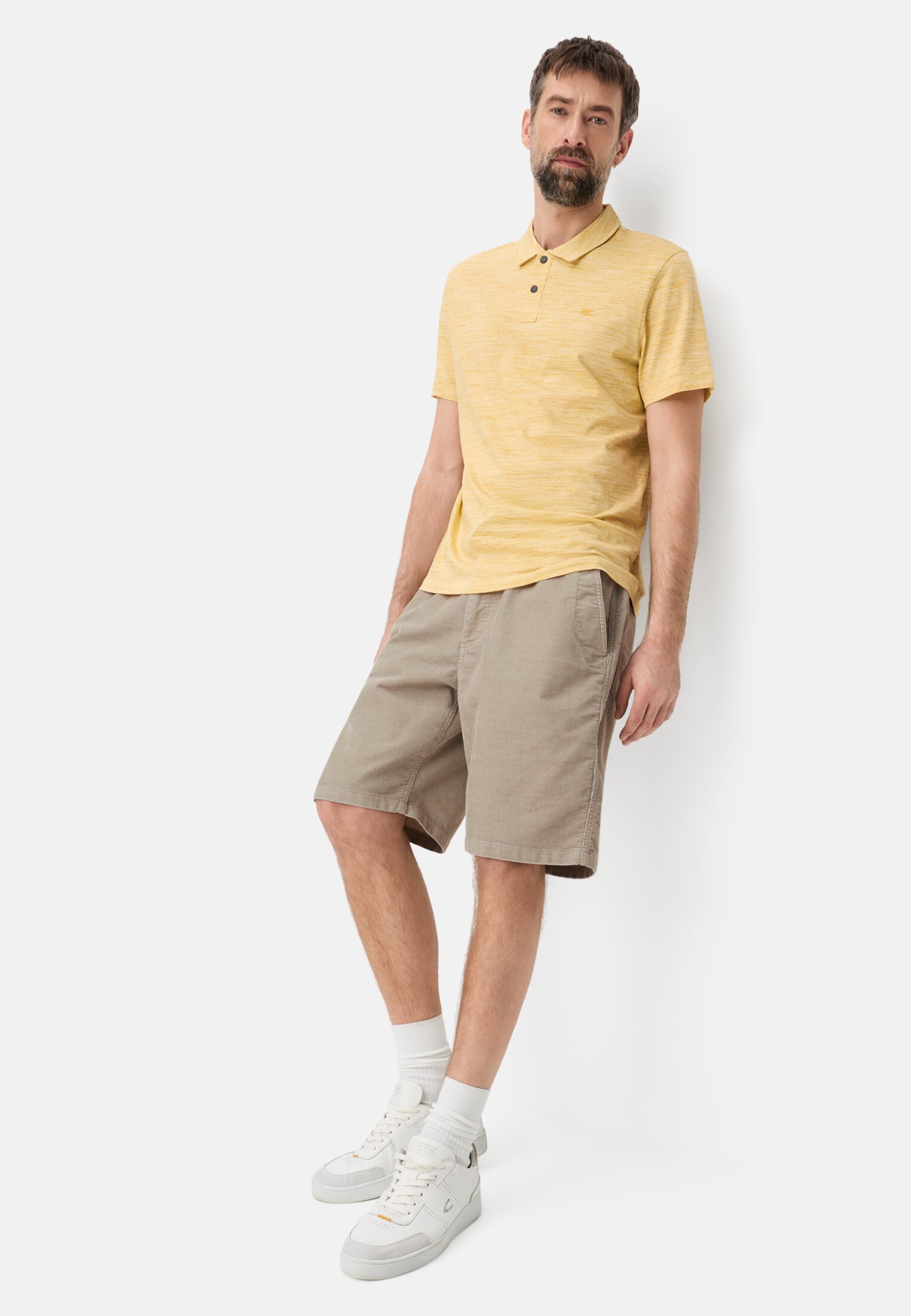 Herren Bermuda Shorts mit Tunnelzug Beige getragen emotional