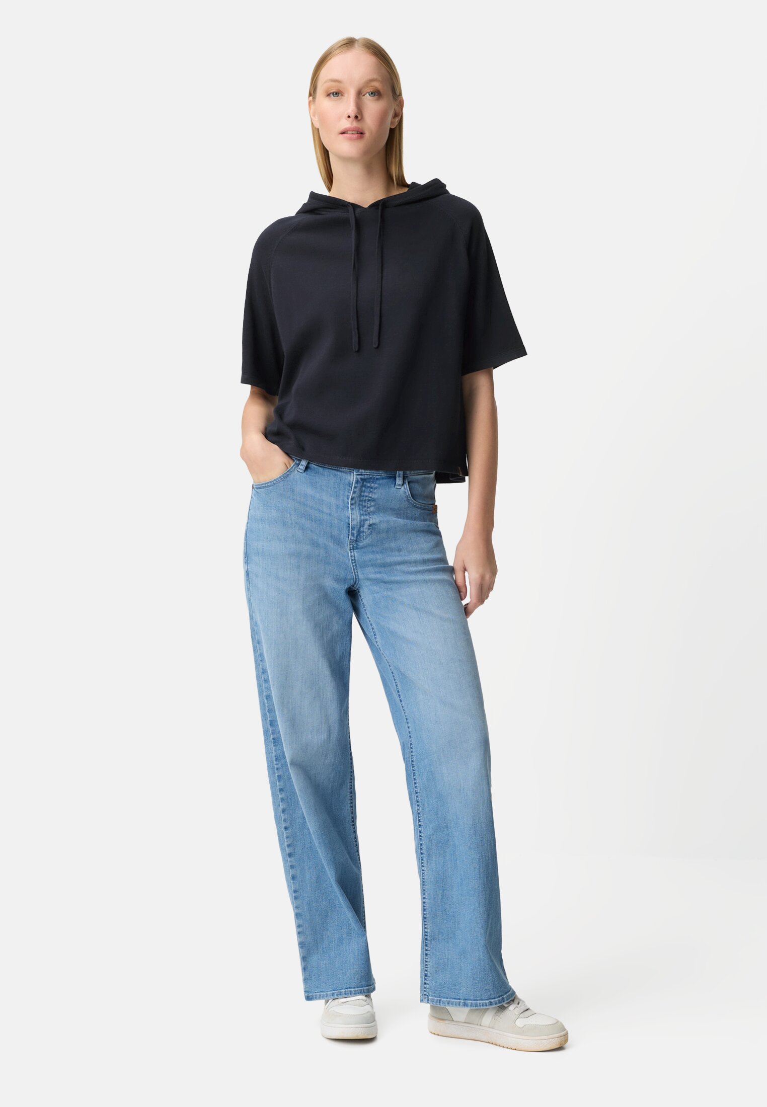 Damen Kurzarm Strickpullover mit Kapuze Dunkelblau getragen vorne Ganzkörper