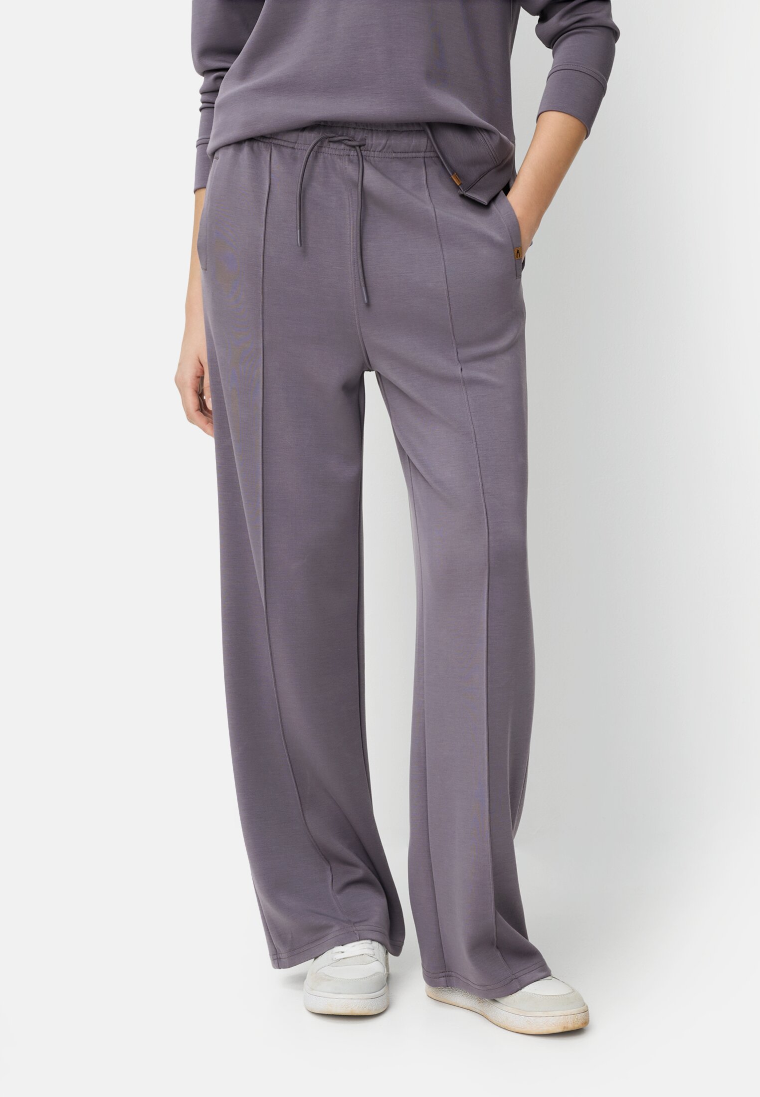 Damen Casual Pants im Jogger-Stil mit elastischem Bund Misty Lilac getragen vorn