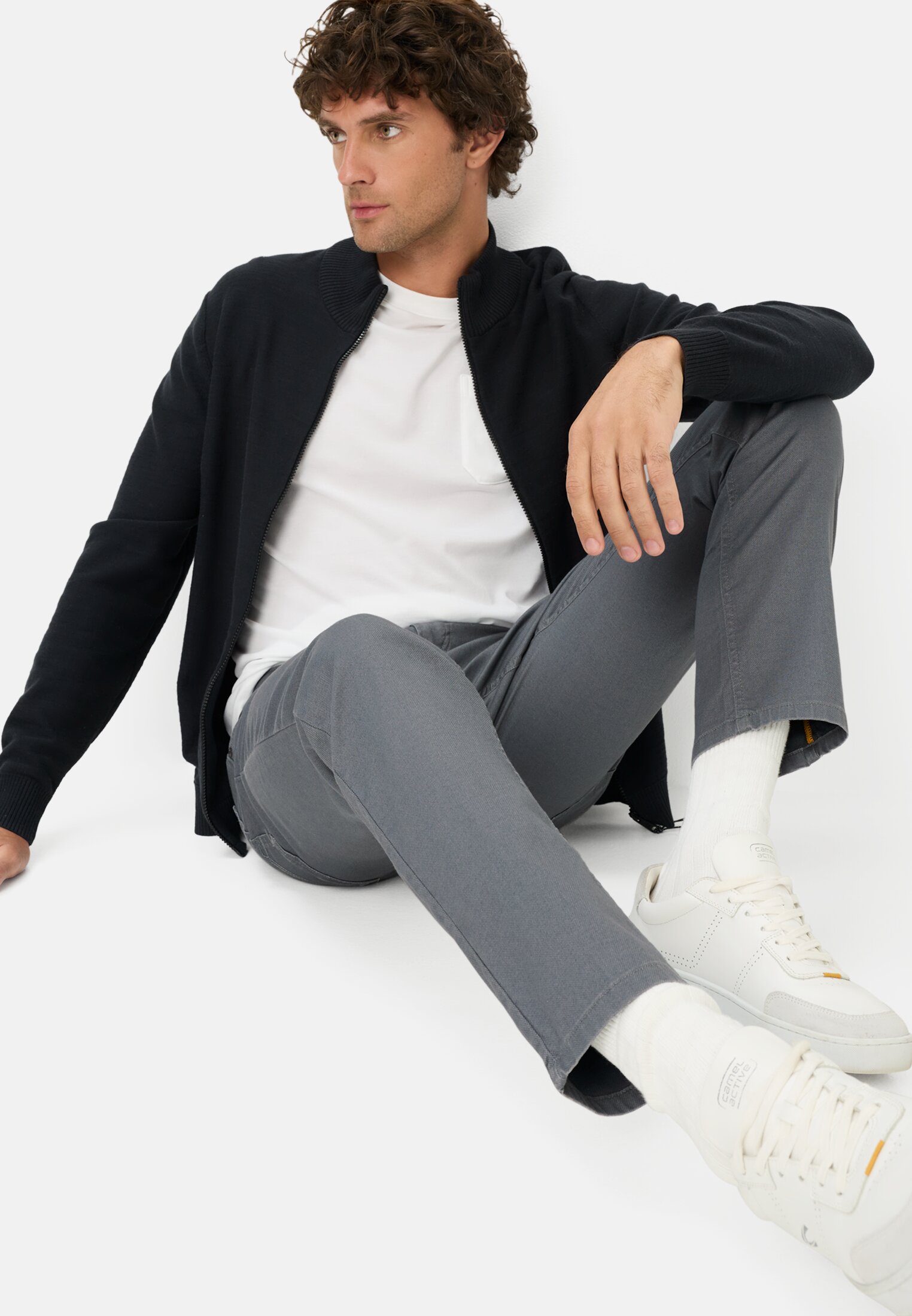 Herren Regular Fit 5-Pocket-Hose Wasserblau getragen emotional