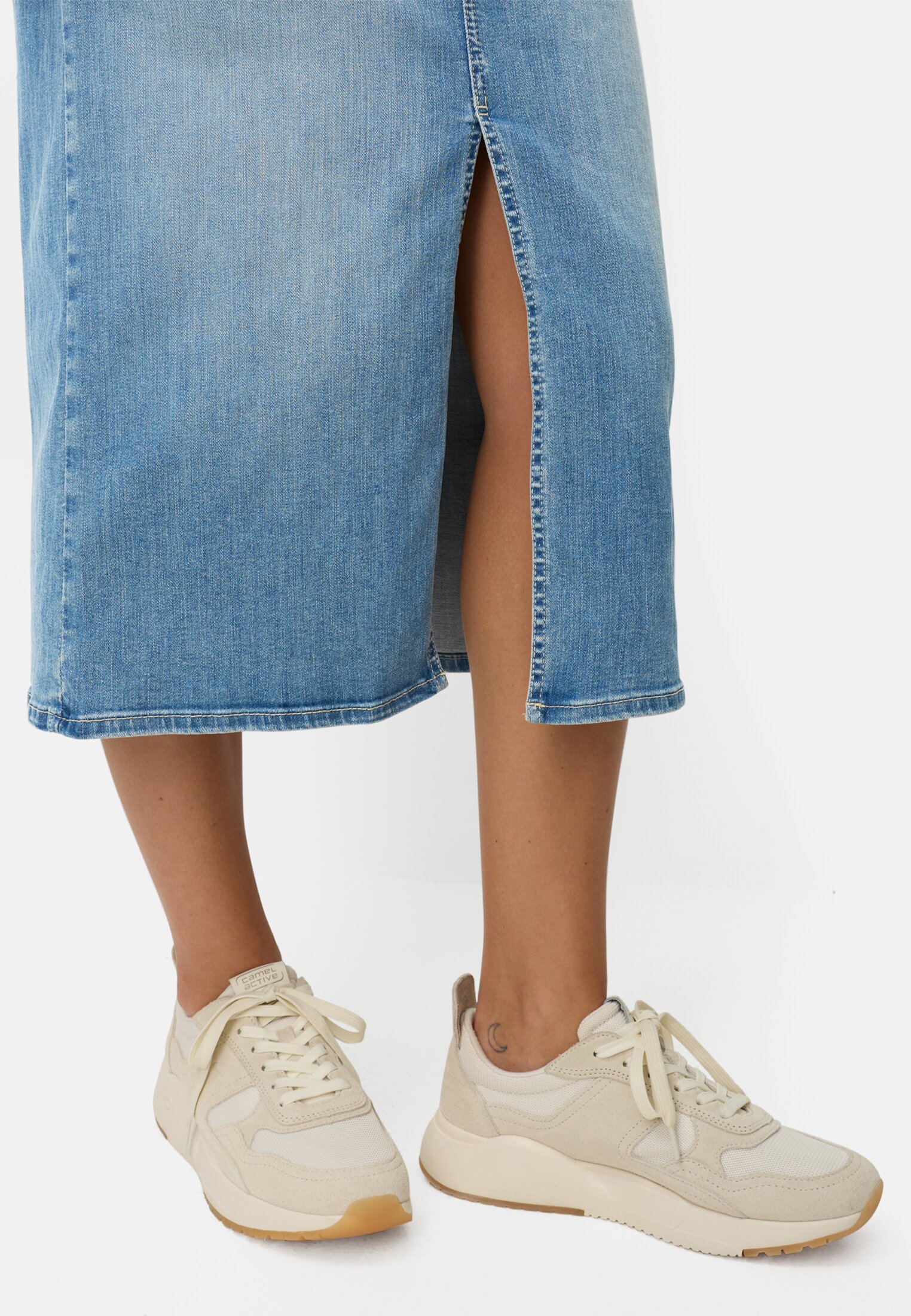 Damen Jeansrock mit 5-Pocket-Design Hellblau getragen detailliert nah