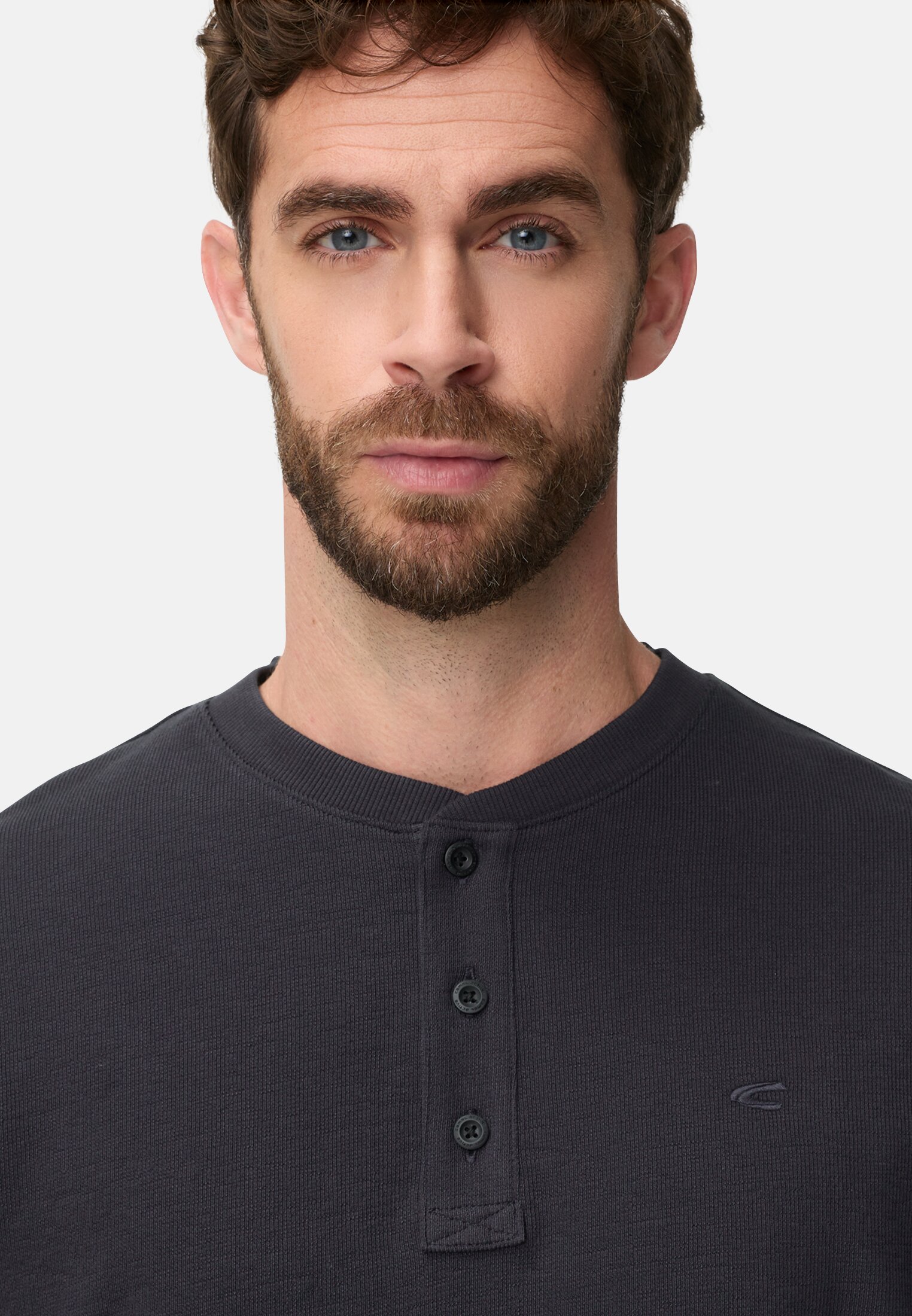 Heren Henleyshirt met knoopsluiting Donkerblauw gedragen detail dichtbij  