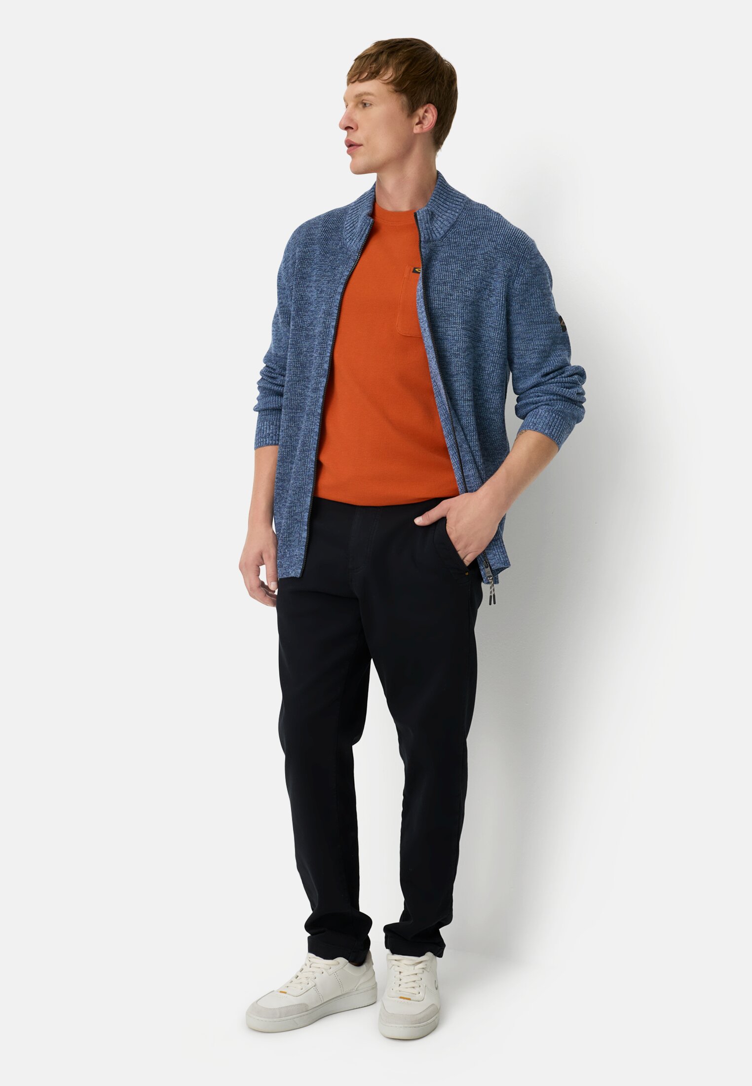 Herren Kerniger Strick-Pullover aus Baumwollgemisch Tintenblau getragen vorne Ganzkörper