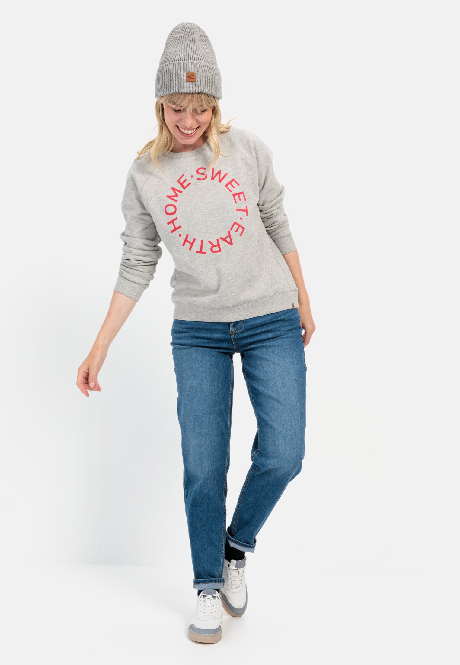 Damen Mom Fit 5-Pocket Jeans Dunkelblau getragen vorne Ganzkörper