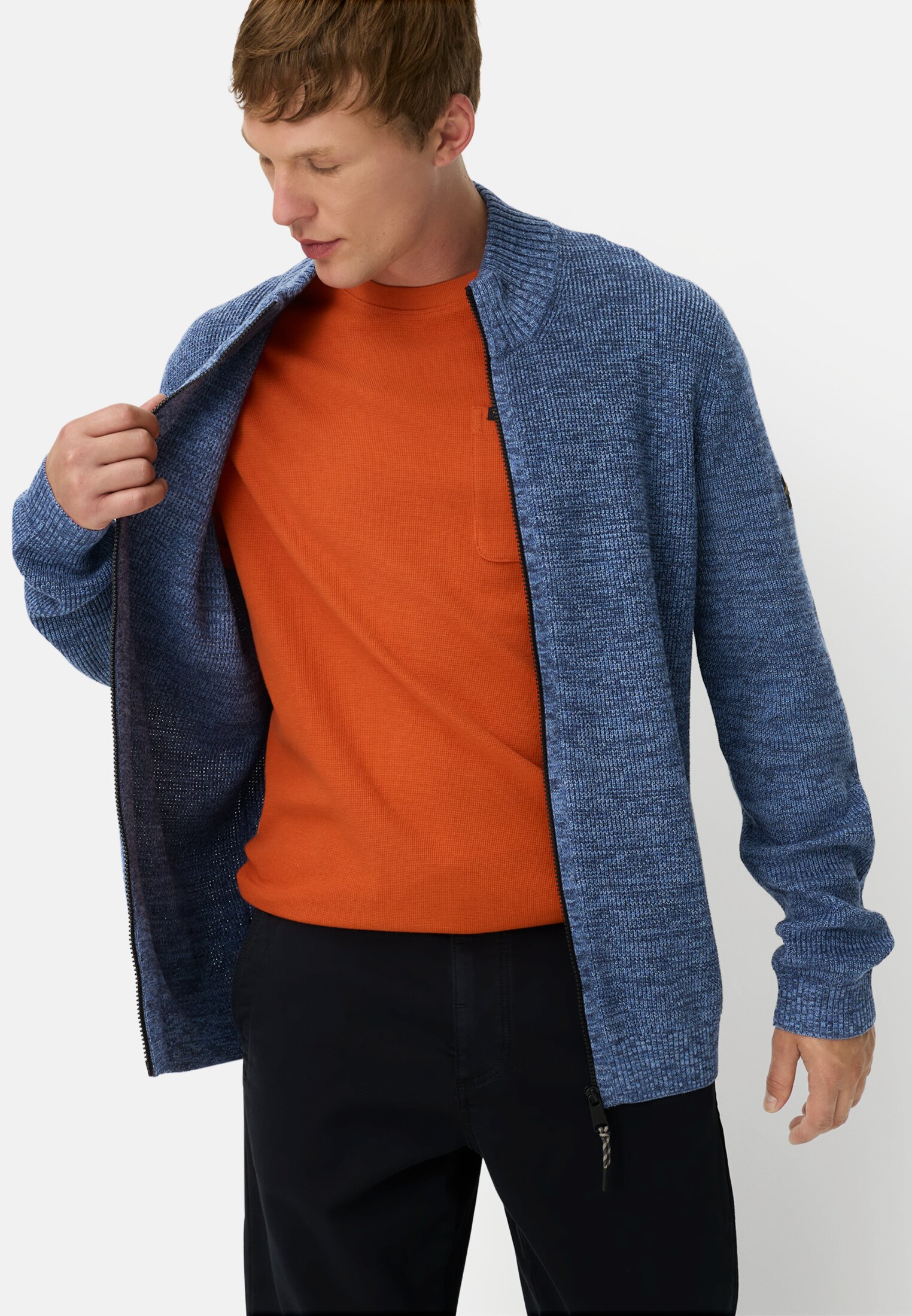 Herren Kerniger Strick-Pullover aus Baumwollgemisch Tintenblau getragen emotional