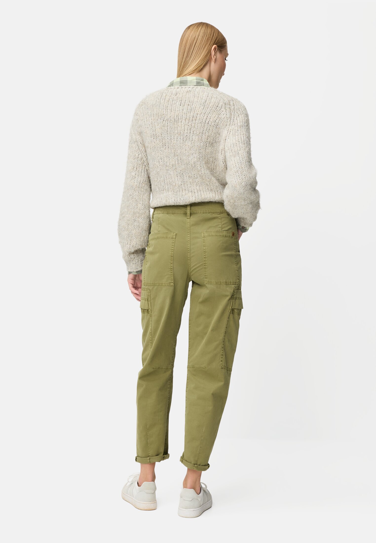Damen Cargo Hose aus Baumwollmix Oliv getragen hinten