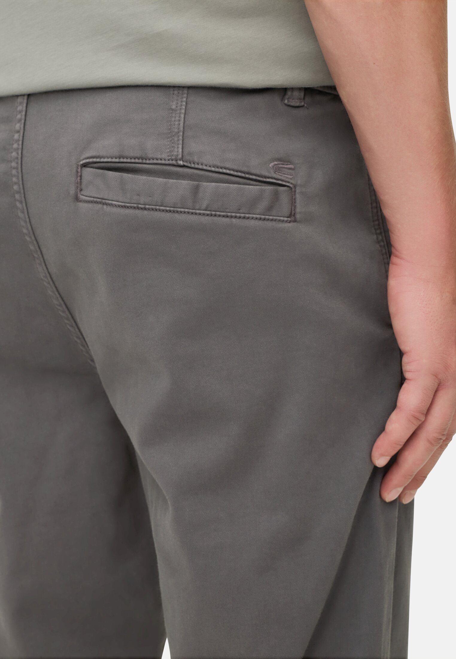 Heren fleXXXactive® Regular Fit Explorer Chino gedragen detail dichtbij