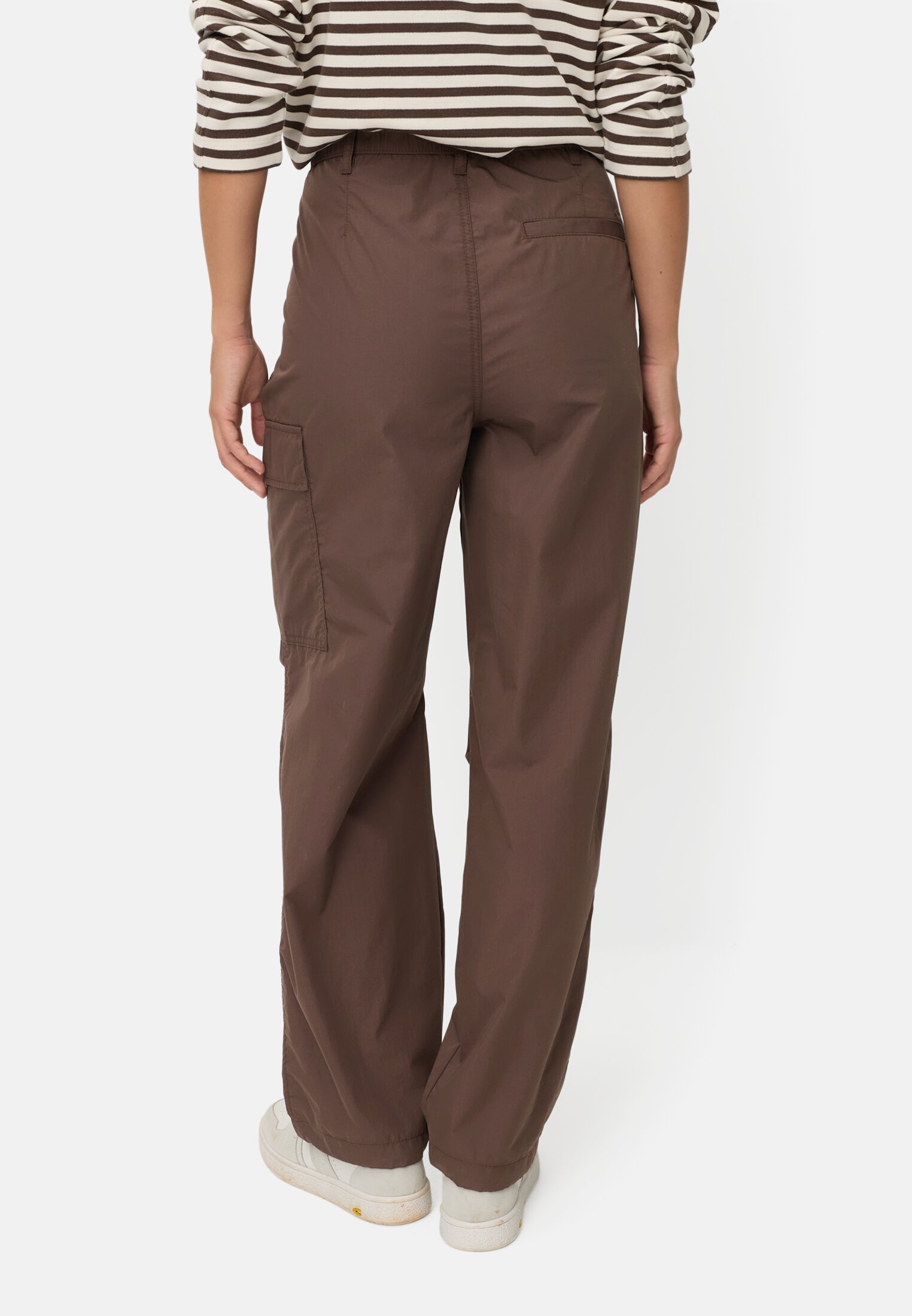Damen Cargo Hose mit Tunnelzug Braun getragen hinten