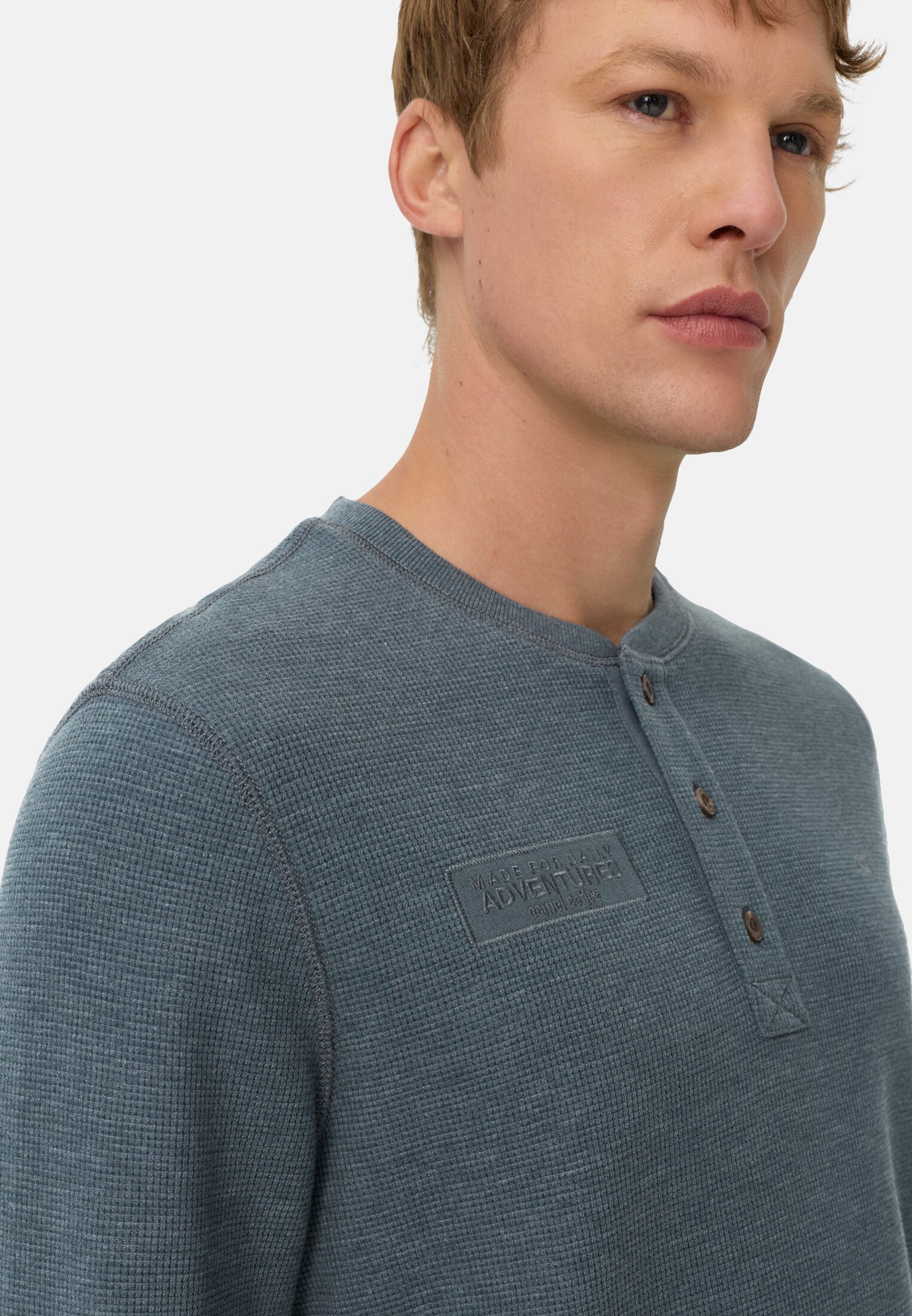 Herren Henley-Shirt aus Organic Cotton Tintenblau getragen detailliert nah