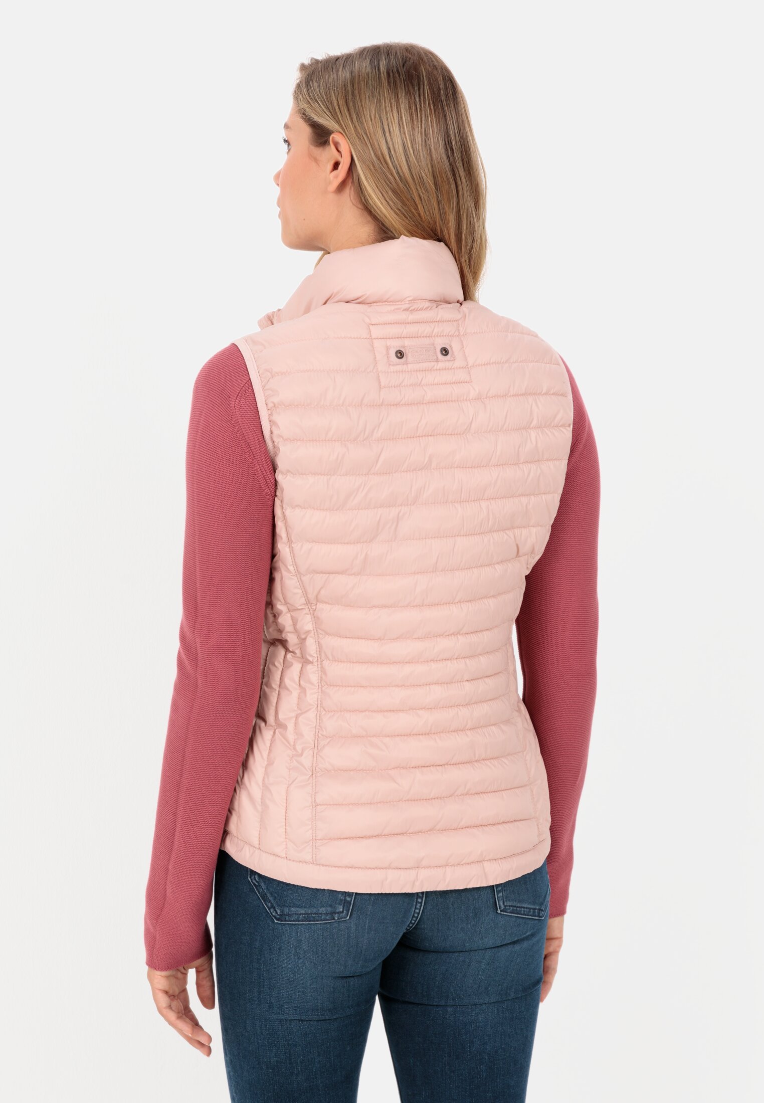 Damen Steppweste aus 100% recyceltem Material Rose getragen hinten