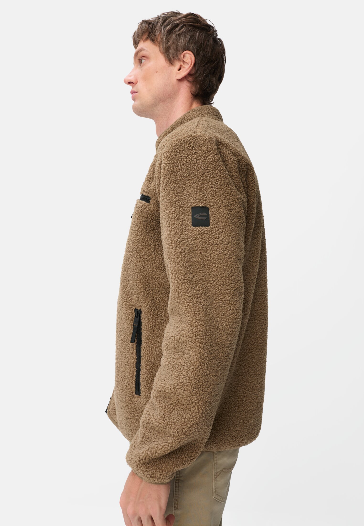 Herren Fleecejacke mit Reißverschlussseitentaschen Sepiabraun getragen emotional