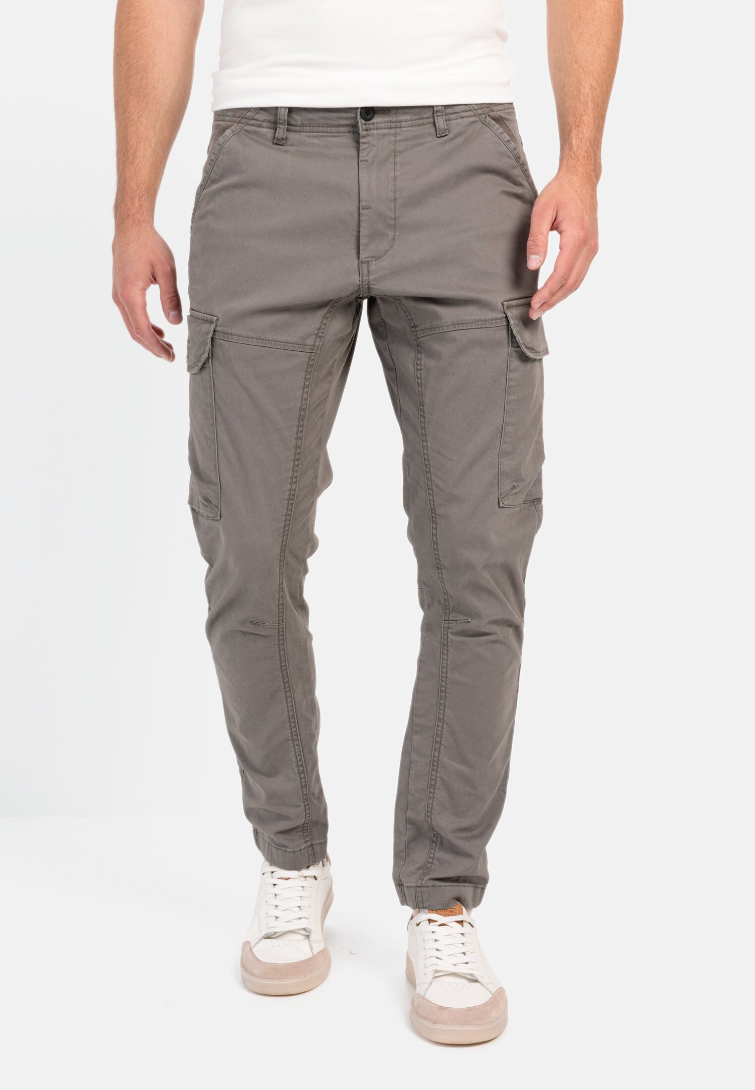 Men Tapered fit cargo pants Grey worn front