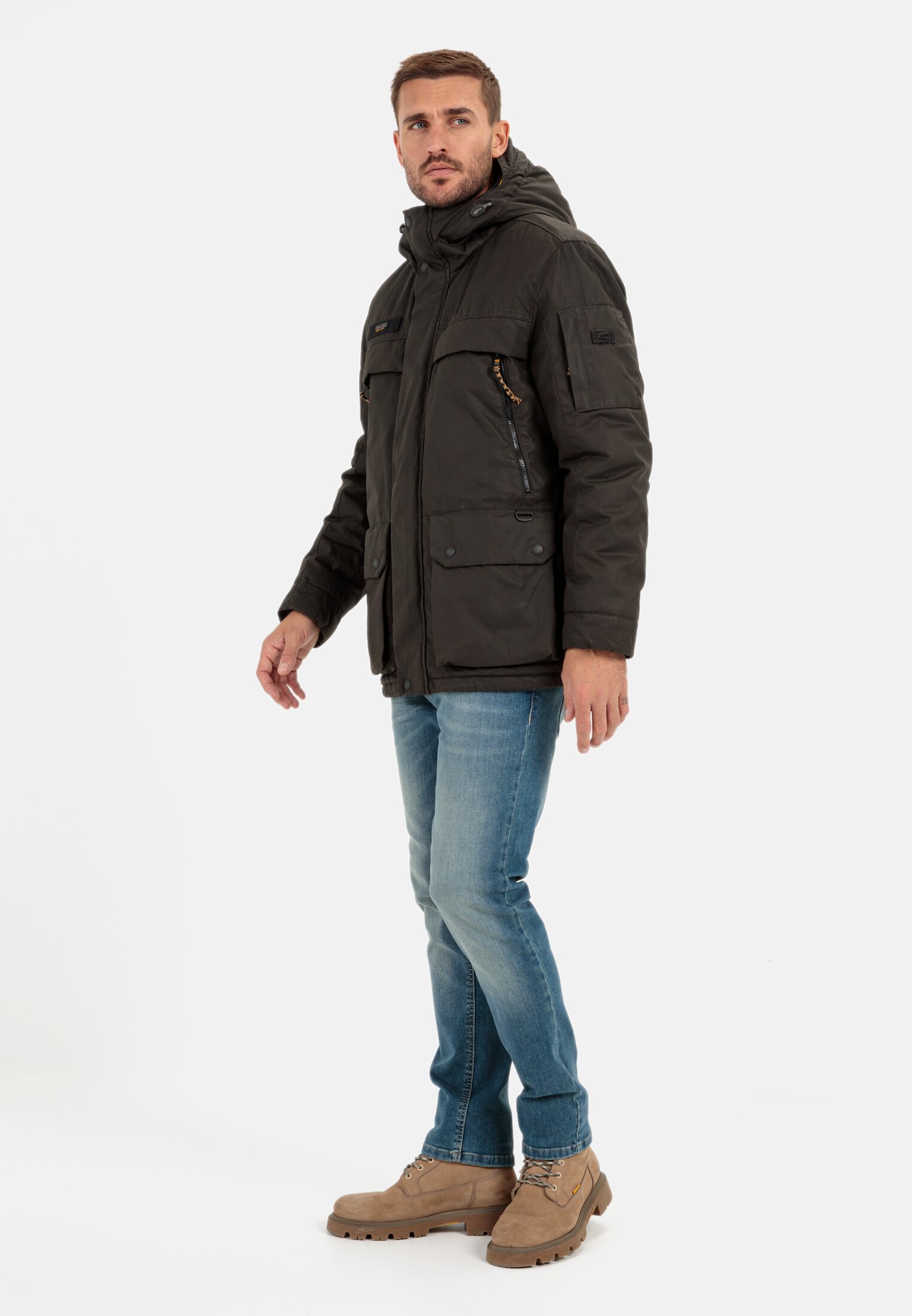 Herren Jacke aus gewachstem Canvas mit Kapuze Braun getragen vorne Ganzkörper