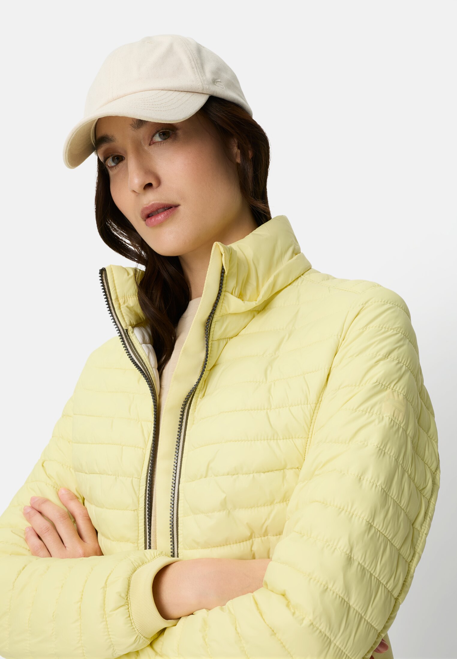Damen Gefütterte Jacke mit abnehmbarer Kapuze Gelb getragen detailliert nah