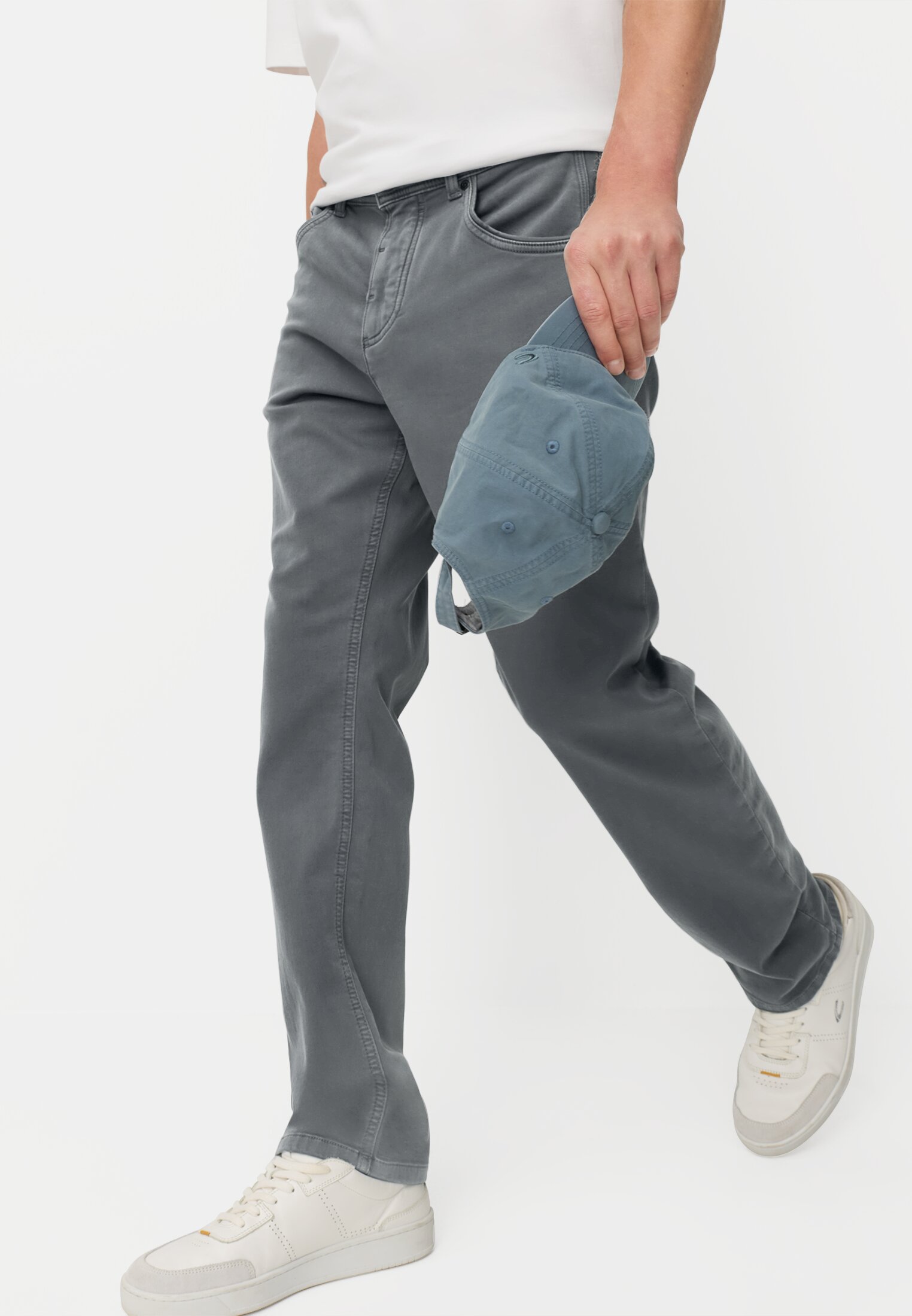 Heren Regular Fit fleXXXactive©broek Inktblauw gedragen emotional