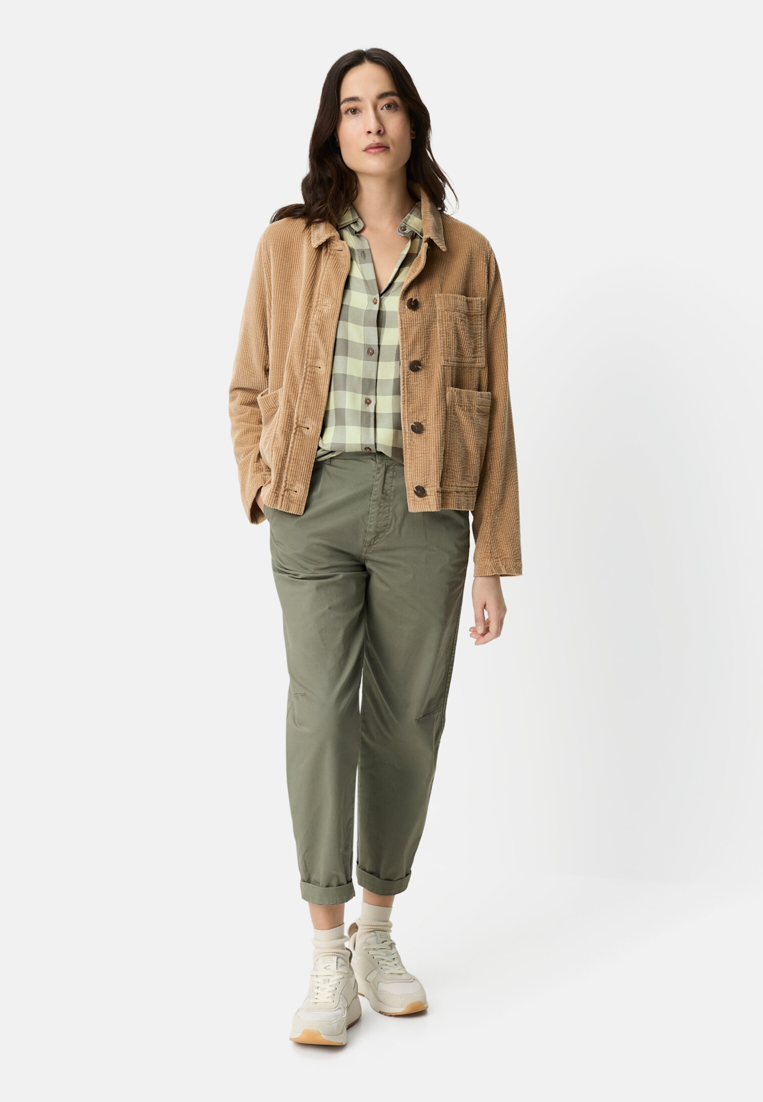 Damen Bluse mit Brusttasche Limettengrün kariert getragen vorne Ganzkörper