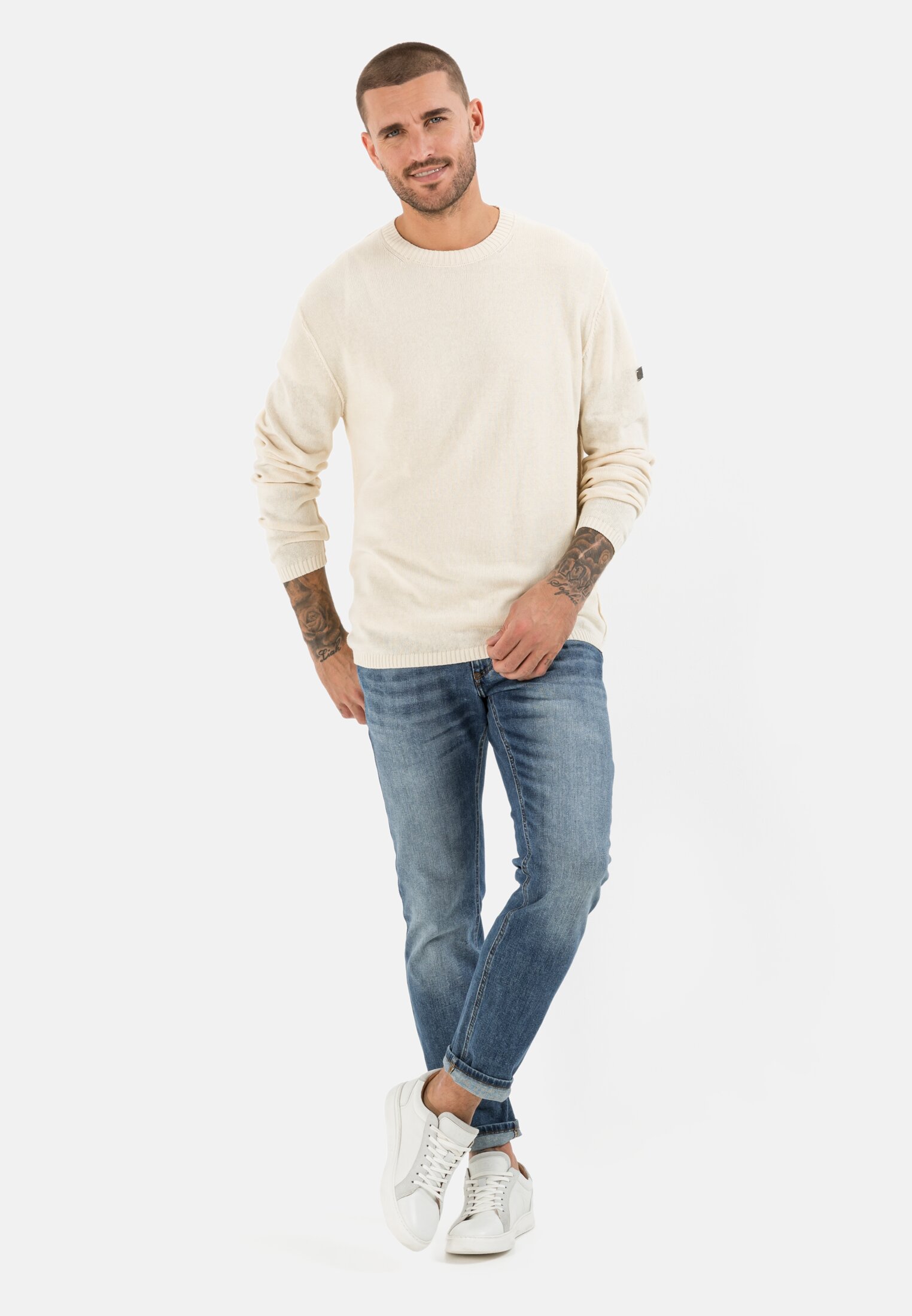 MI_09545-1K31-04_M3-00 Men Lightweight knitted jumper made from a linen blend White worn front full body
