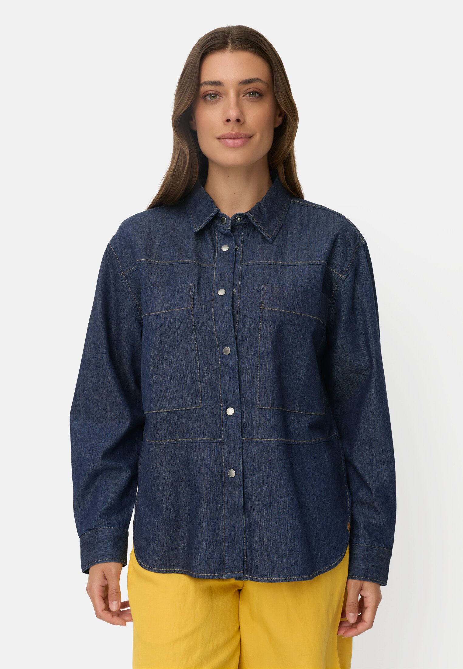 Damen Jeansbluse mit Brusttaschen Indigoblau getragen vorn