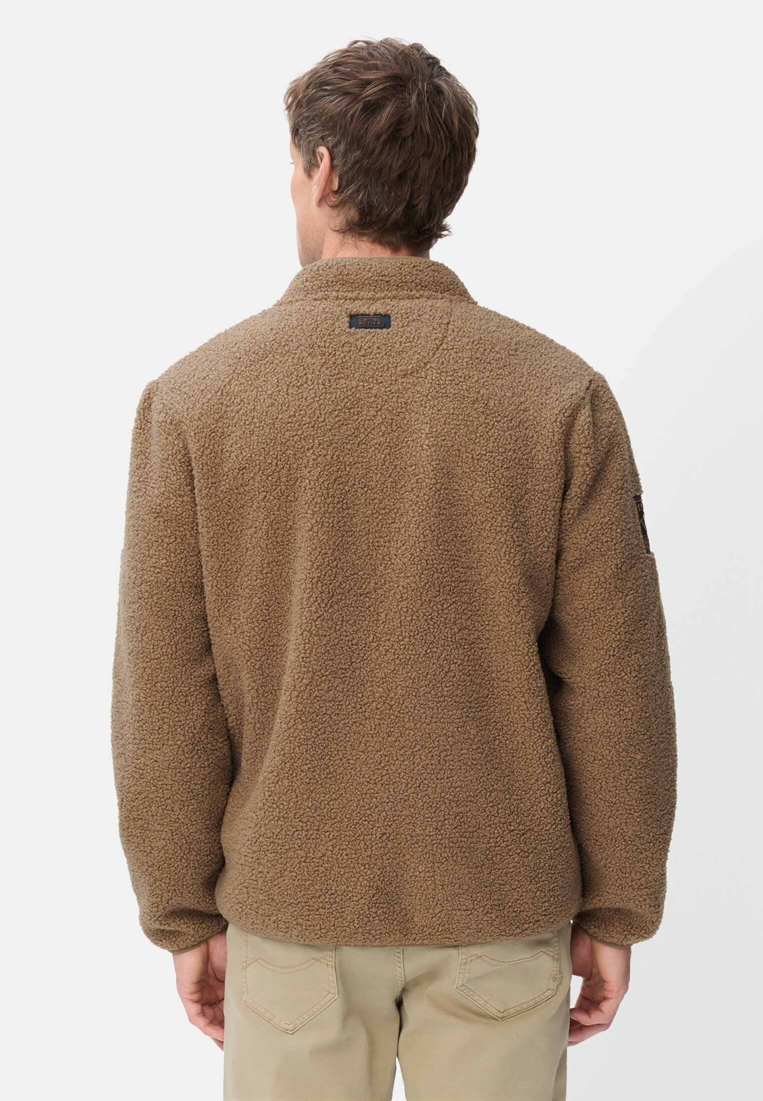 Herren Fleecejacke mit Reißverschlussseitentaschen Sepiabraun getragen hinten